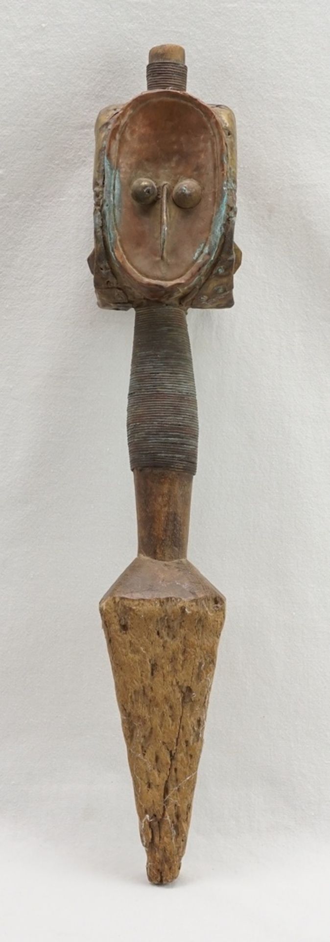 Reliquiarfigur der Bakota / Koto, Gabun, 1. Hälfte 20. Jh.Holz, Skulptur mit vier ovalen - Image 2 of 3