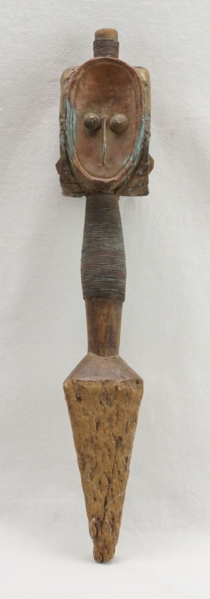 Reliquiarfigur der Bakota / Koto, Gabun, 1. Hälfte 20. Jh.Holz, Skulptur mit vier ovalen - Bild 2 aus 3