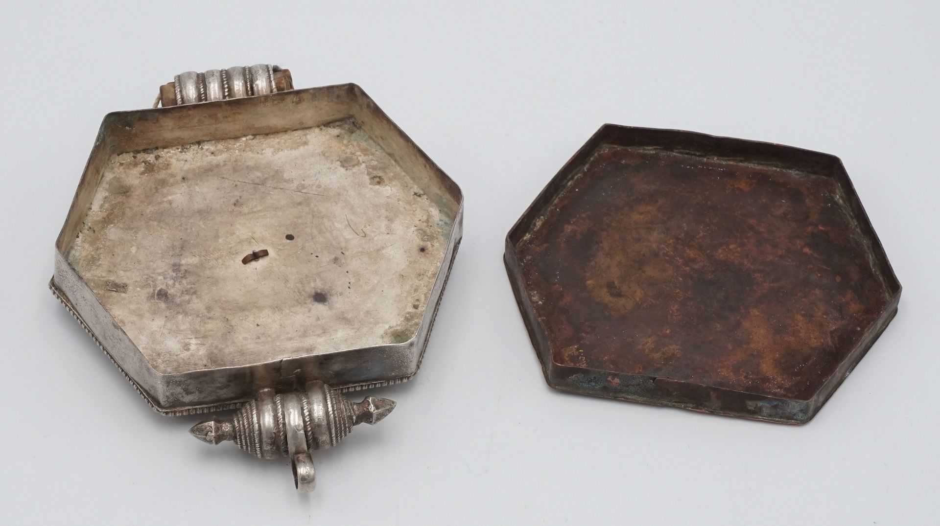 Gau Amulettbehälter, Tibet, 19. Jh.Silber (geprüft), tibetischer, sechseckiger Anhänger, mittiger - Bild 4 aus 4