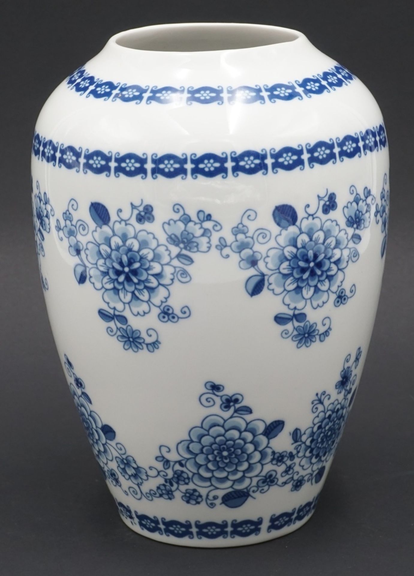 Zwei Vasenblaues, florales Dekor, im Boden gemarkt 1) Delft Trichtervase, altersgemäß guter Zustand, - Image 4 of 5