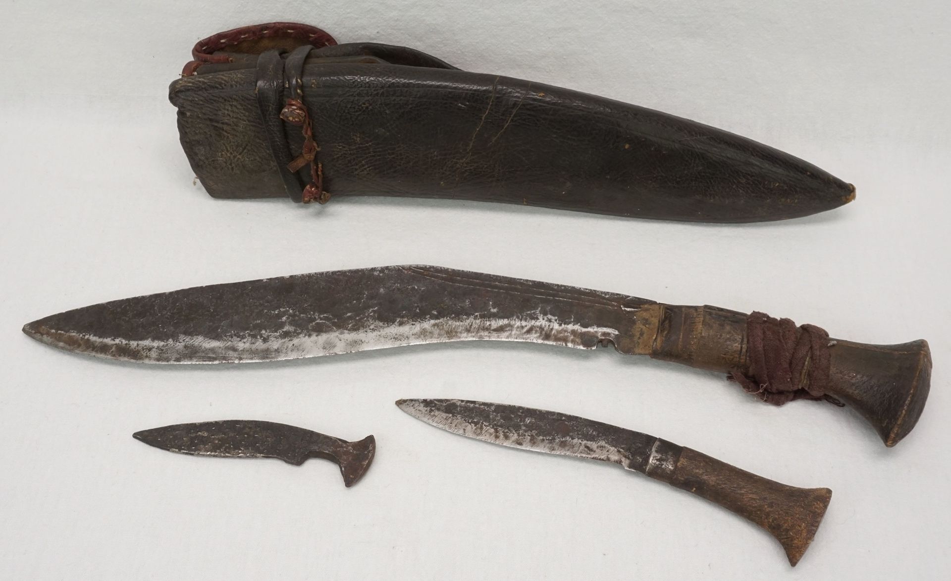 Großes Khukuri / Kukri Messer mit Beimessern und Scheide, Nepal, um 1900schwere Eisenklinge mit