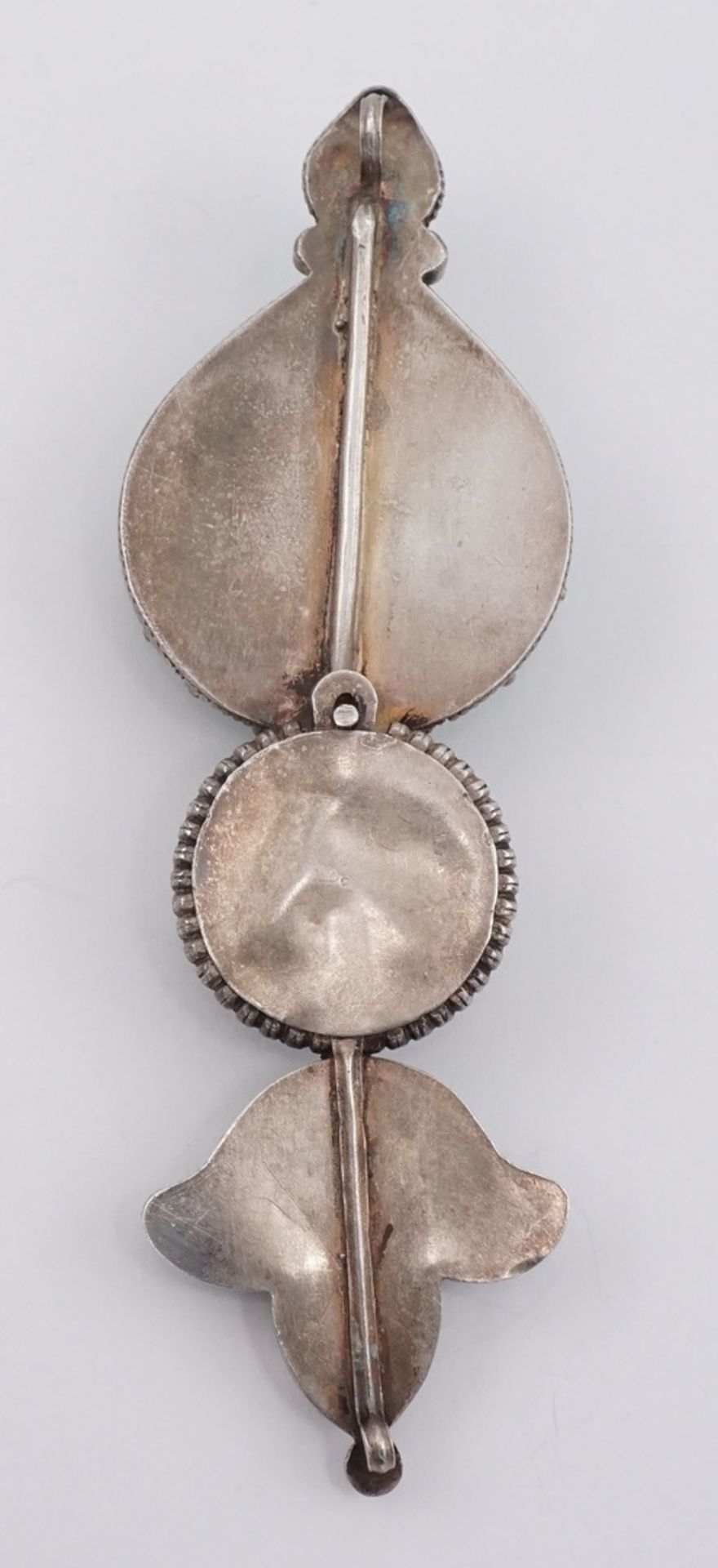 Schläfengehänge, Tibet, 1. Hälfte 20. Jh.Silber (geprüft), in zwei Teilen gefertigter tibetischer - Bild 2 aus 2