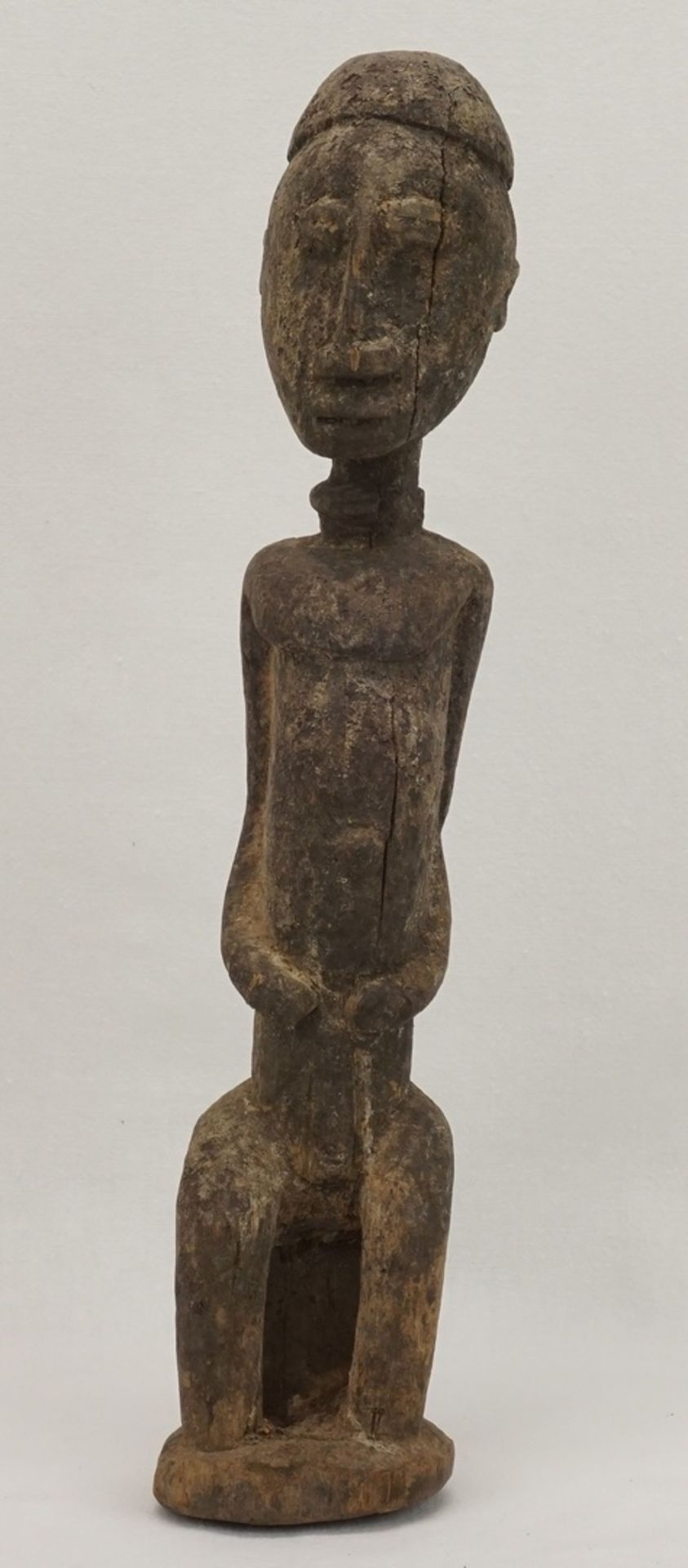 Männliche Ahnenfigur der Dogon, MaliHartholz, sitzende Figur auf einem Hocker, krustierte