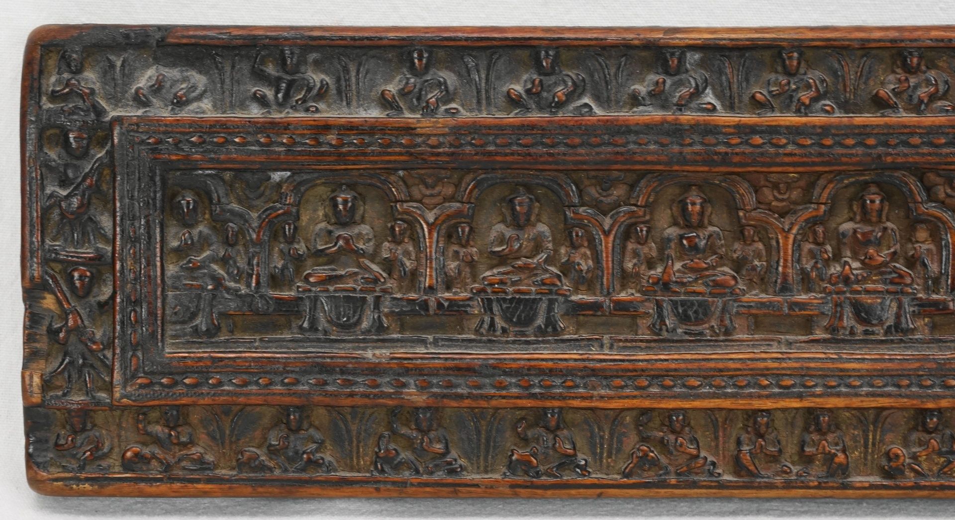 Kleiner tibetischer Buddha Buchdeckel / Sutra-Deckel, 18./19. Jh.Holz, fein geschnitzter Buchdeckel, - Bild 2 aus 8