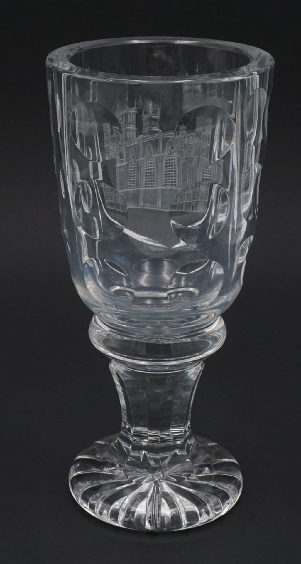 Pokalglas / Andenkenglas mit gravierter Kathedrale, 19/20. Jh.Kristallglas, runder Stand mit - Bild 2 aus 3