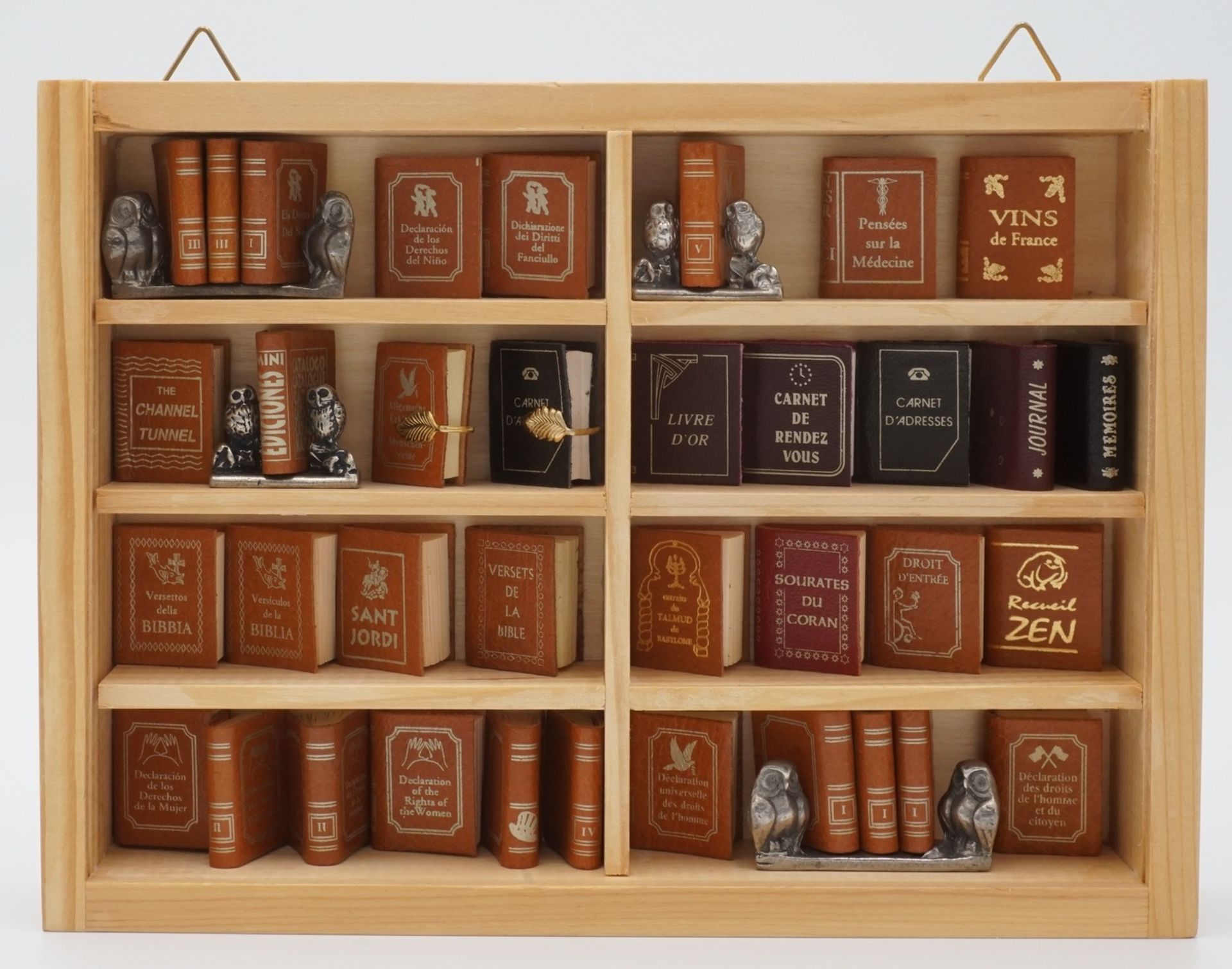 Miniatur-Bibliothek mit 36 Büchern2. Hälfte 20. Jh., Miniaturbücher der Medizin, Gesetze, heilige