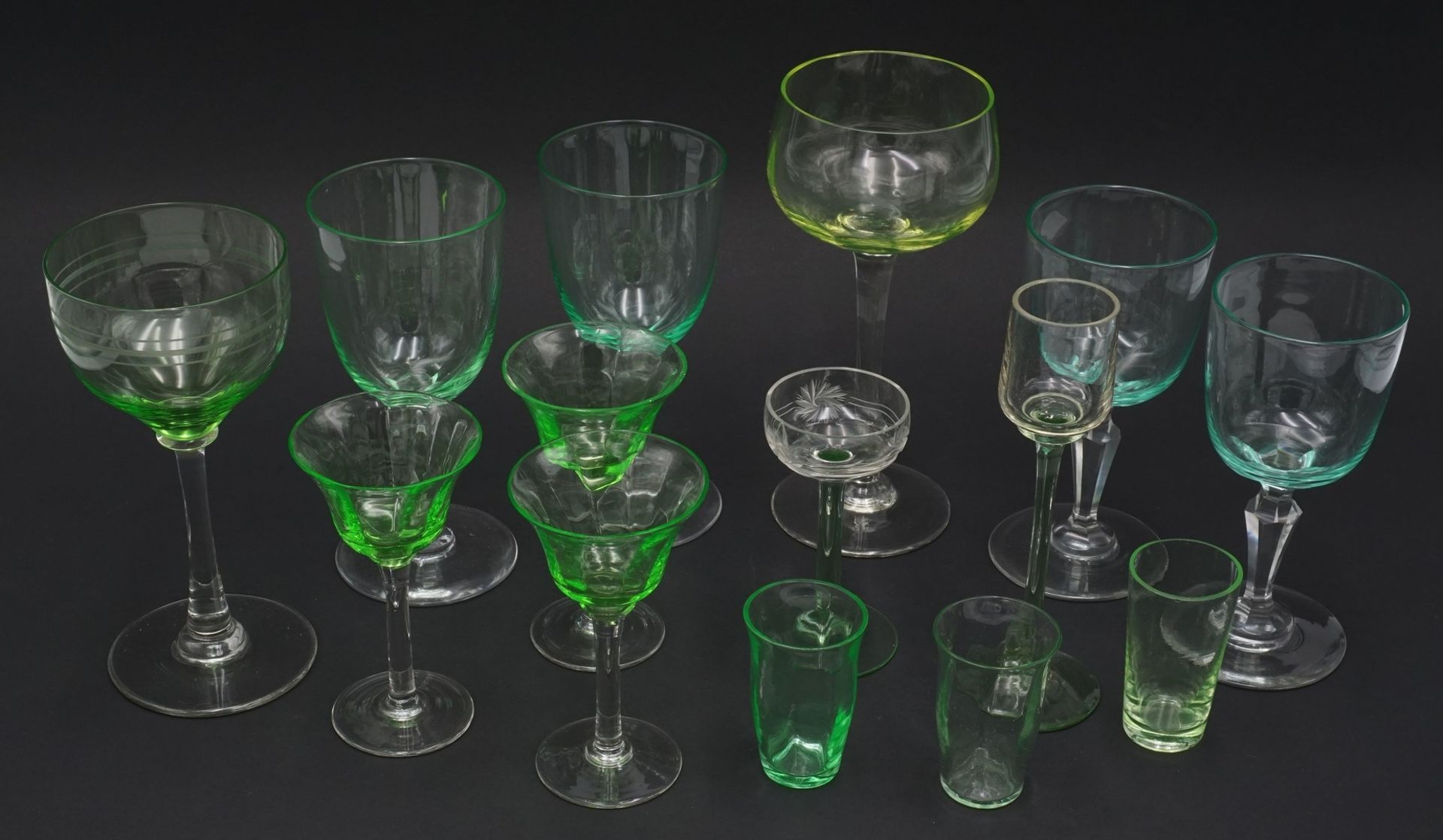 14 verschiedene Uranglas Gläserum 1900 bis ca. 1930, sechs Weingläser, vier Schnapsgläser und vier