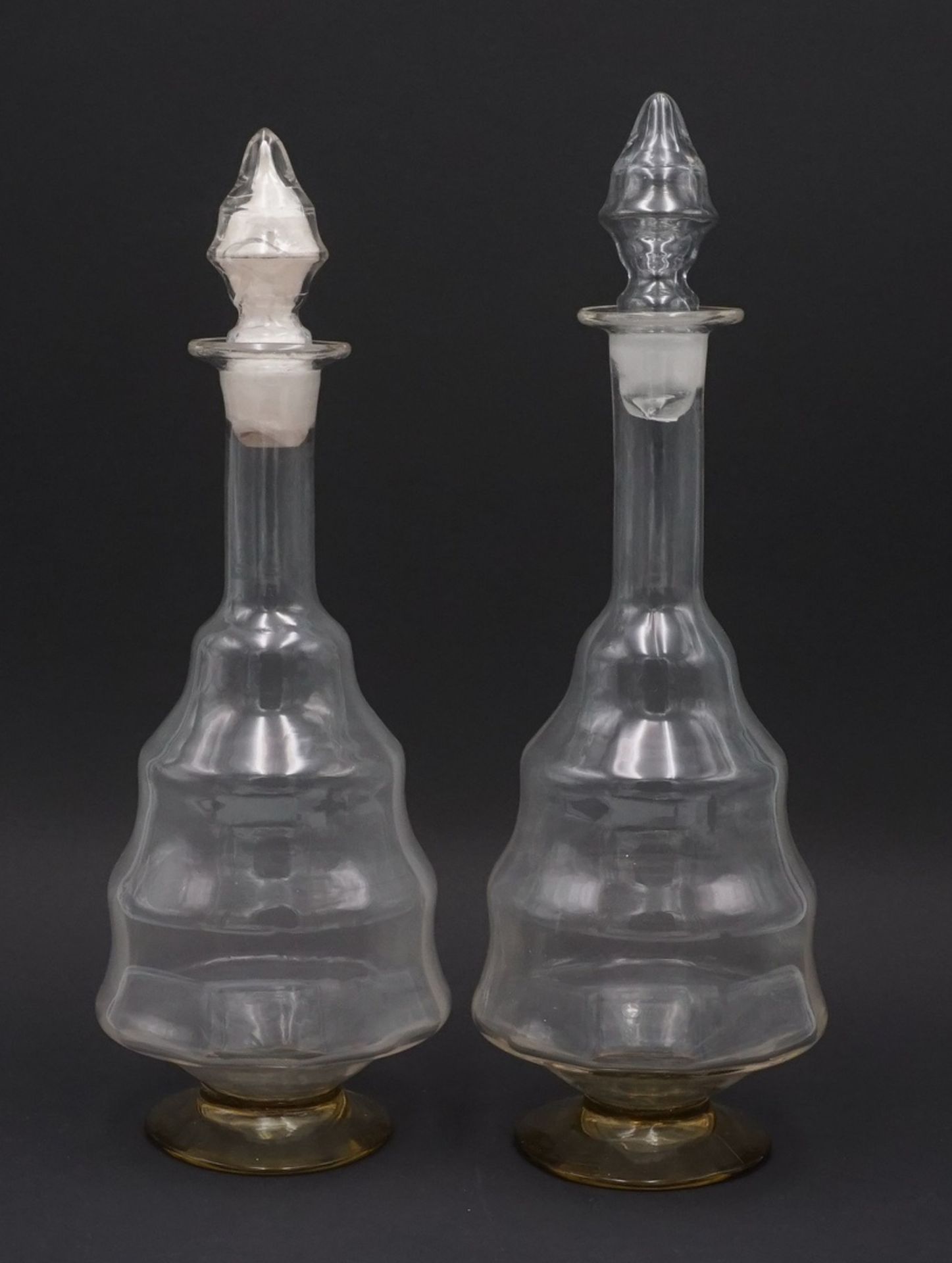 Zwei Glaskaraffen, 1. Drittel 20. Jh.Art Déco, Abrissglas, mundgeblasen, grünlicher Stand,
