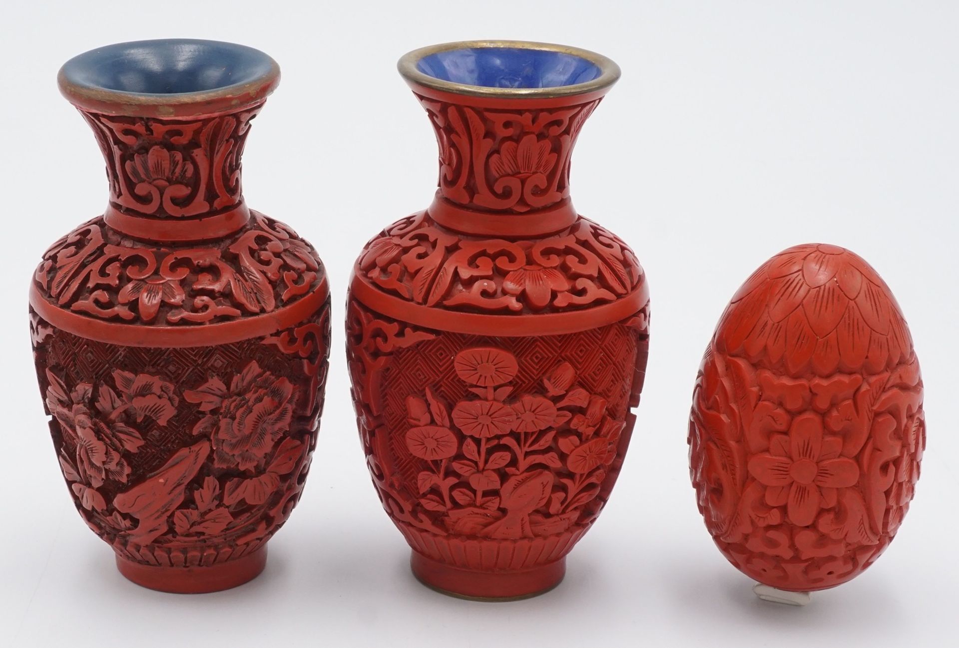 Zwei Rotlack Vasen und ein Rotlack Ei, China, 20. Jh.Vasen Messing, mit floraler Lackschnitzerei,