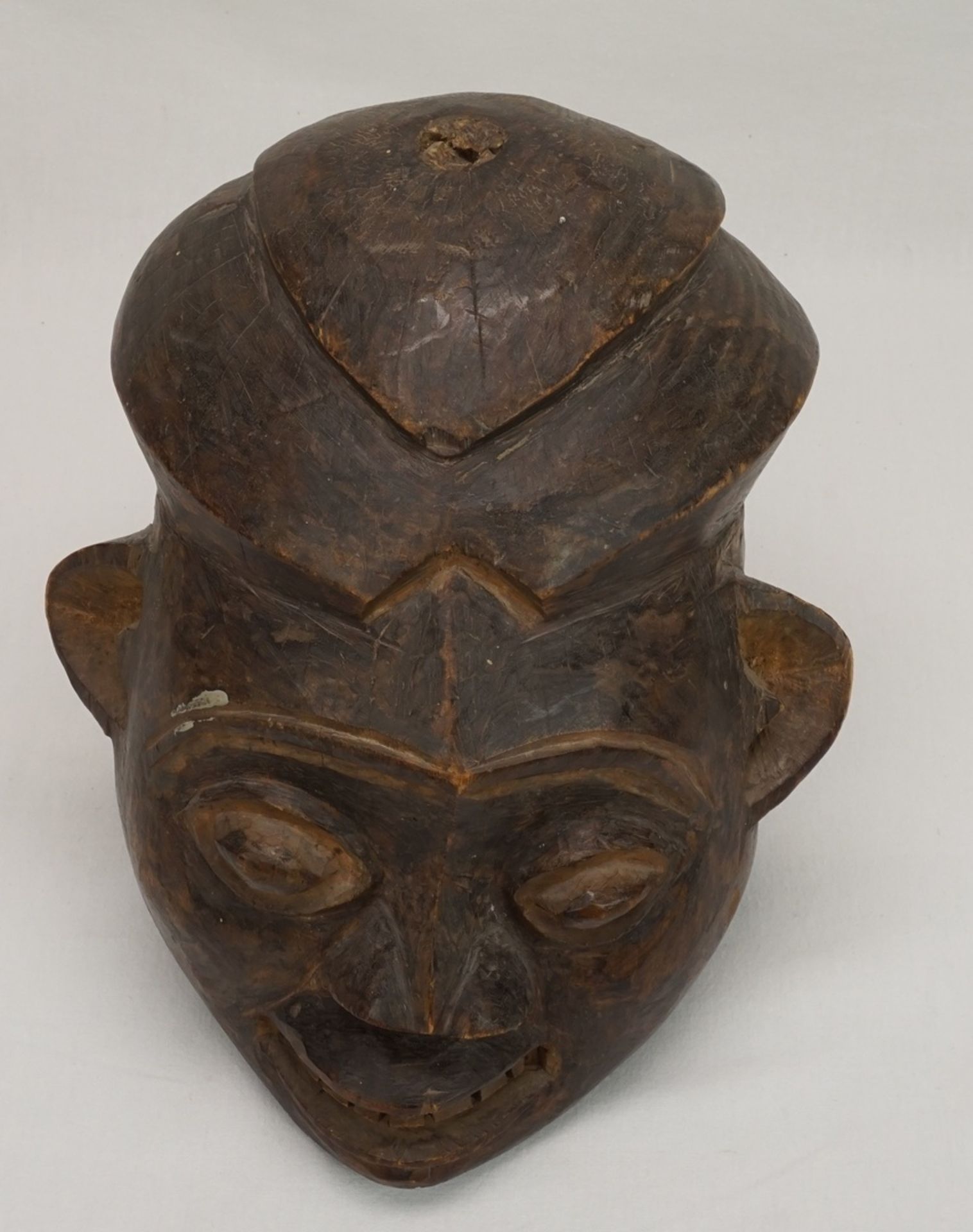 Weibliche Maske Ngoin, Bamileke, Kamerun, um 1920Holz, mit brauner Patina und Pigmentresten, Loch im - Image 5 of 5