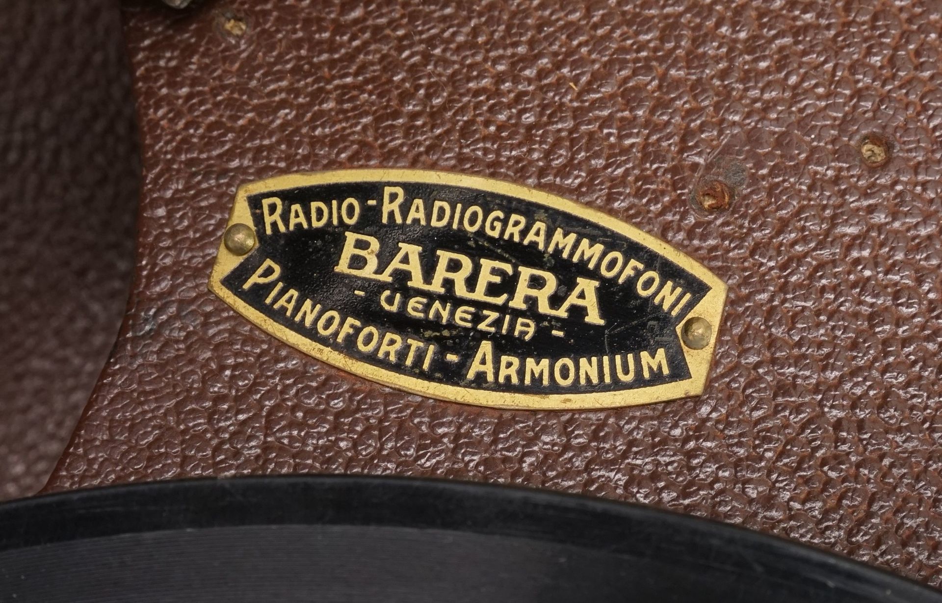 Barera Venezia Koffergrammophon mit zwei Schellackplatten Alben, 1. Hälfte 20. Jh.Handkurbelbetrieb, - Bild 3 aus 3