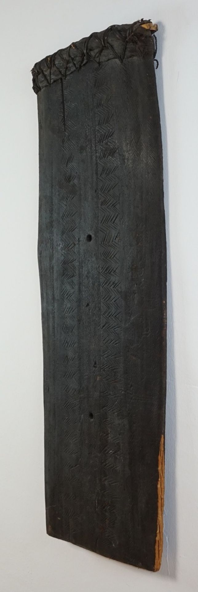 Kampfschild, Papua-Neuguinea, 1. Hälfte 20. Jh.Holz, starke Krustenpatina, Rand mit Blättern - Bild 2 aus 4