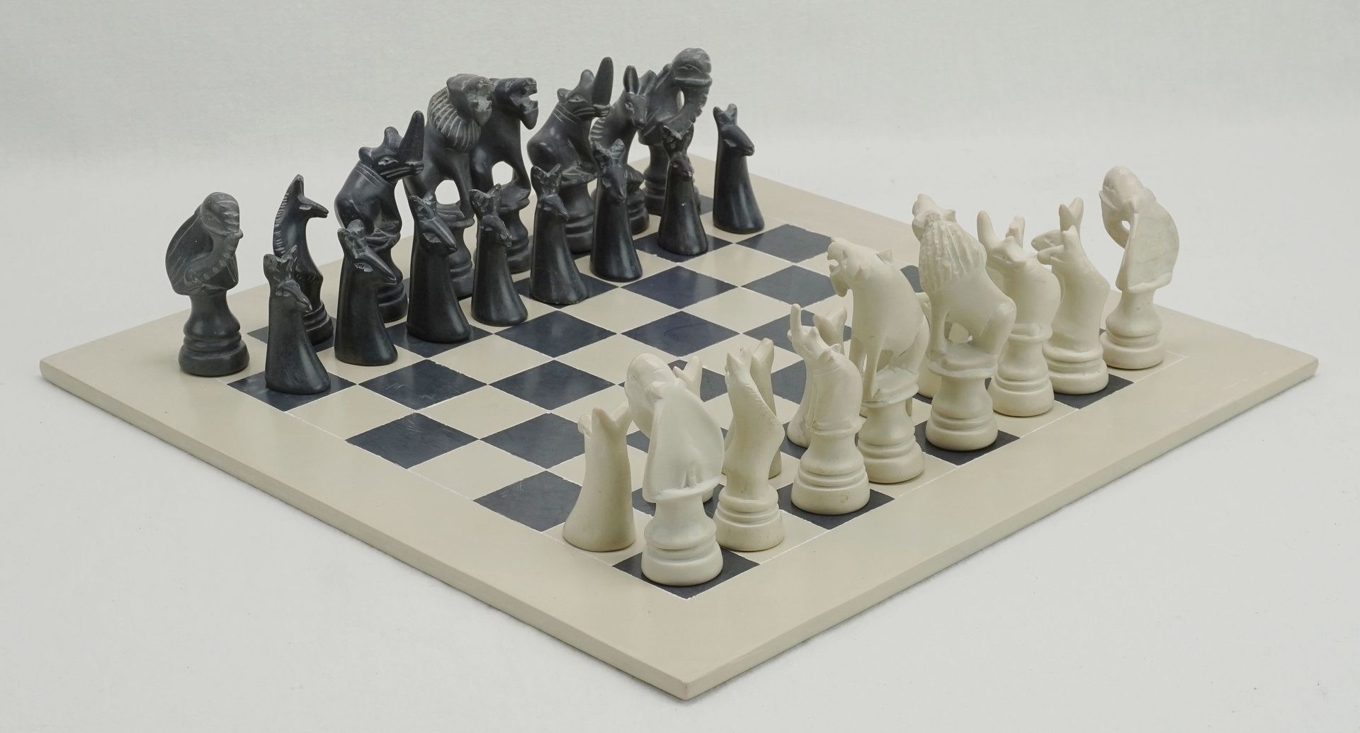 Afrikanisches Schachspiel, 2. Hälfte 20. Jh.Speckstein, afrikanische Tierfiguren als