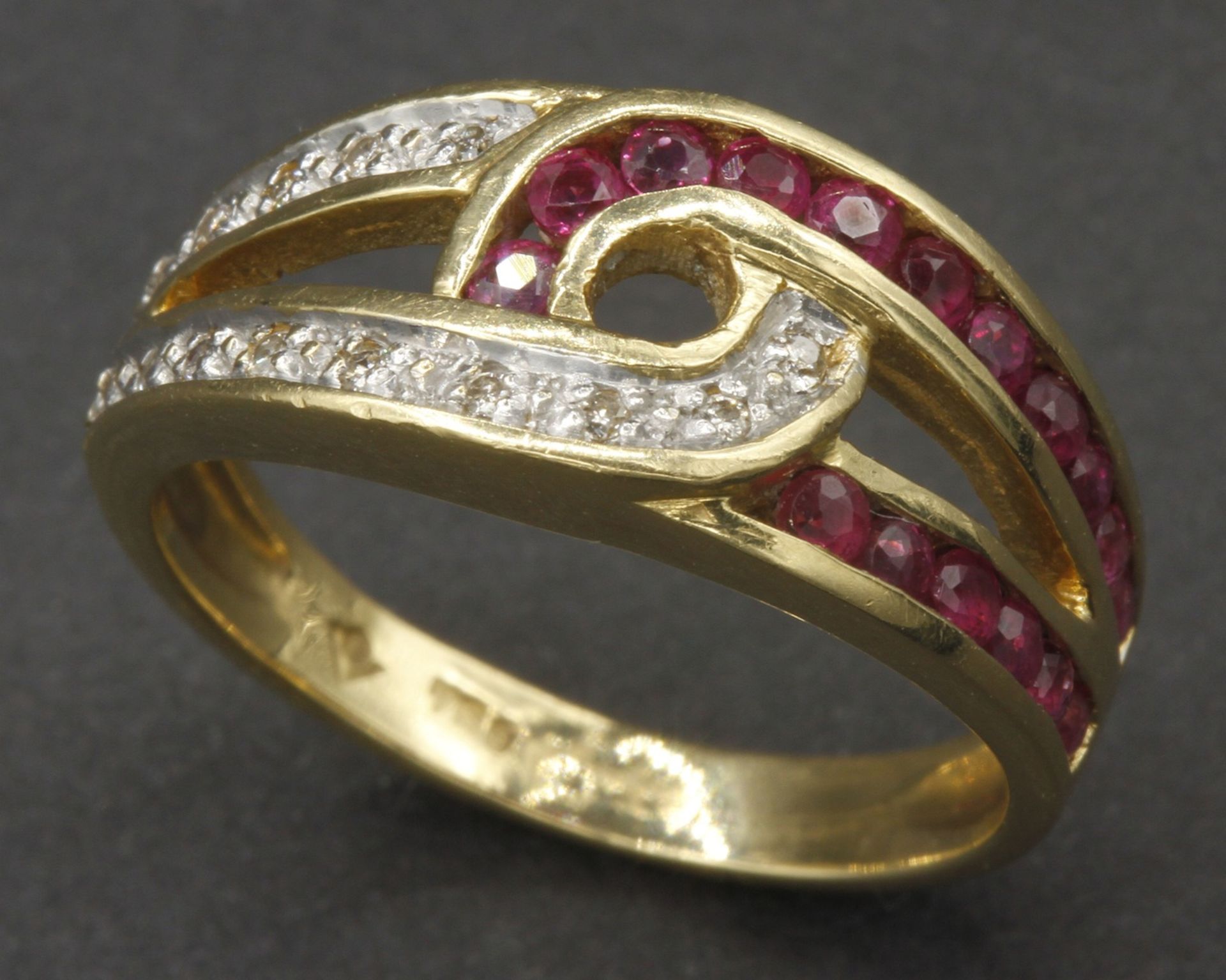 Gelbgold-Ring mit Rubinen und Diamanten750/- Gelbgold, 17 ca. 0,04 ct Rubine im Rundschliff,