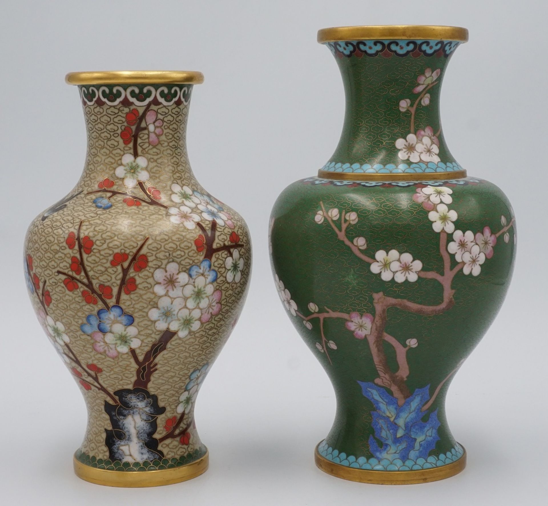 Zwei Cloisonné Vasen, China, 20. Jh.Messing mit Emailledekor, balusterförmiger Korpus, guter
