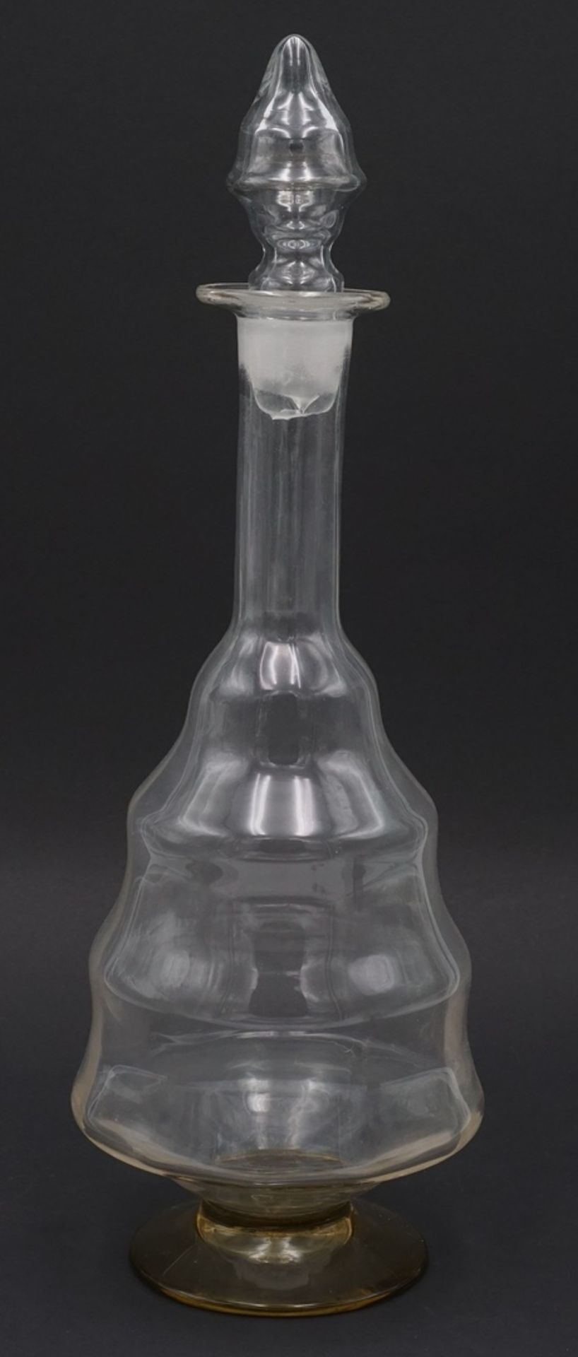 Zwei Glaskaraffen, 1. Drittel 20. Jh.Art Déco, Abrissglas, mundgeblasen, grünlicher Stand, - Bild 3 aus 3