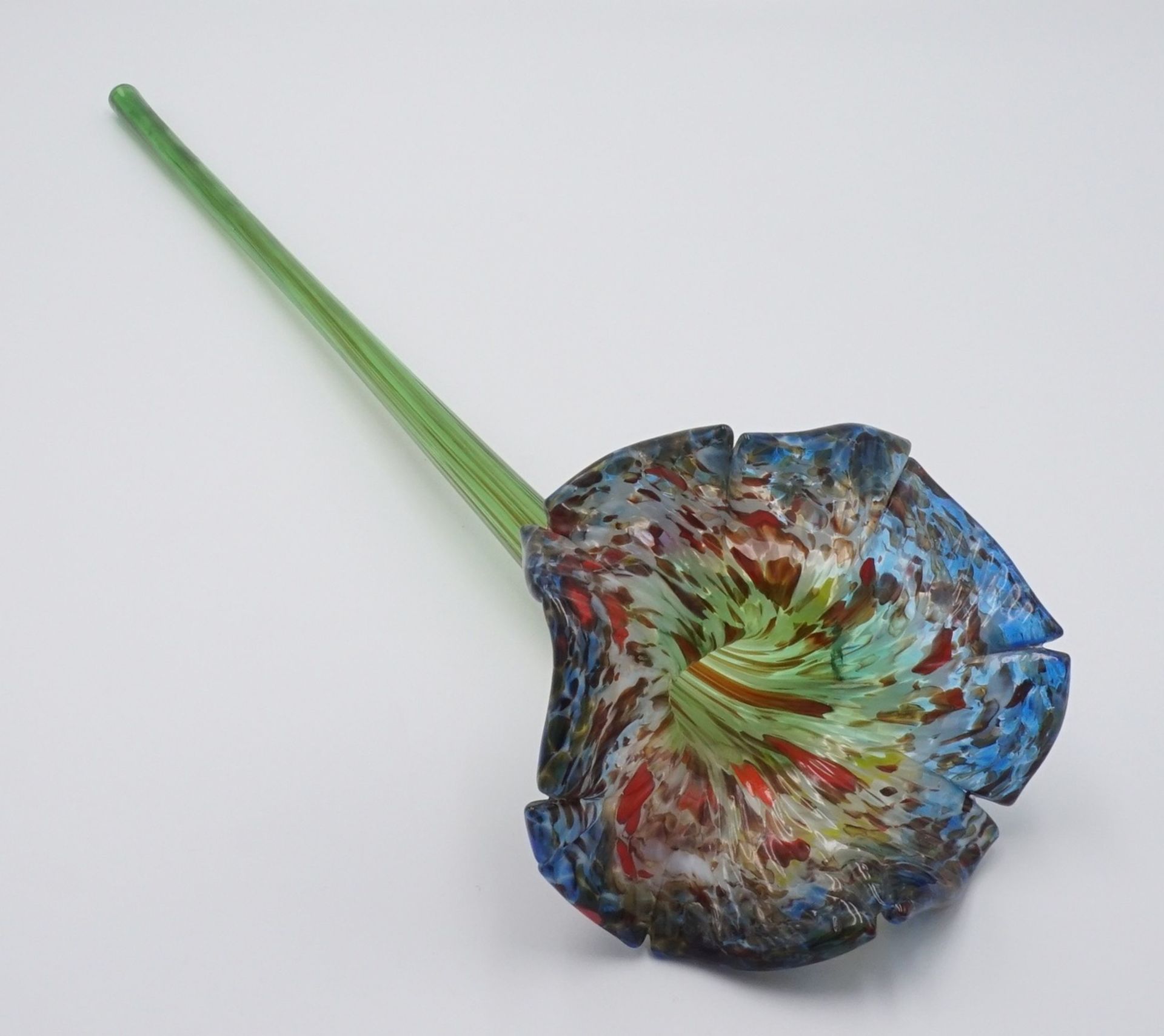Mundgeblasene Lilie, Tischvase, 20. Jh.Glas, farbig mit eingeschmolzenen Farben, durchgängig