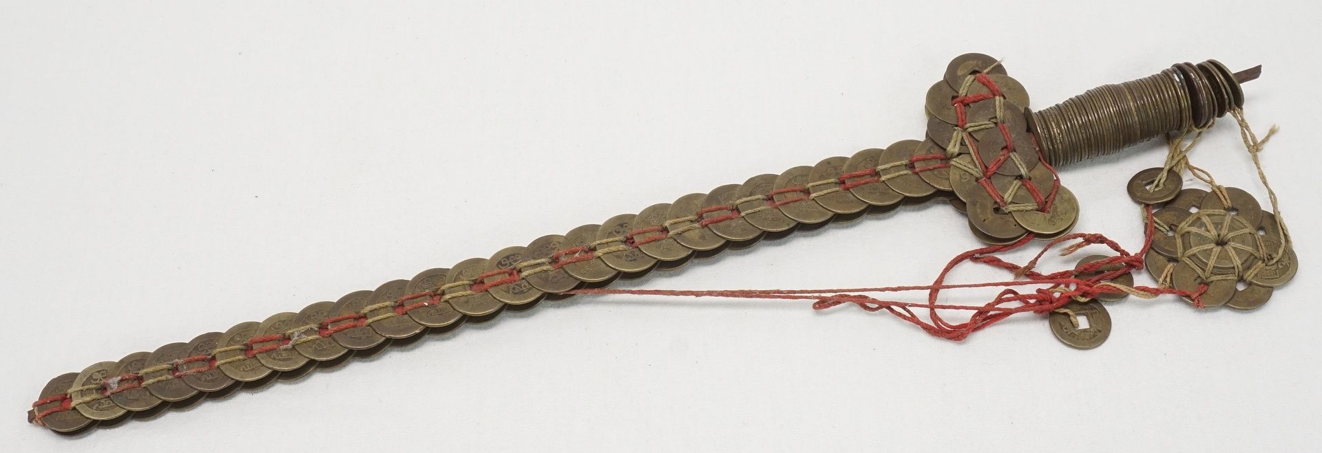 Geisterschwert / Käsch-Schwert, China, 19. Jh.Münzen der Qing-Dynastie (1644 - 1911) auf - Image 2 of 2