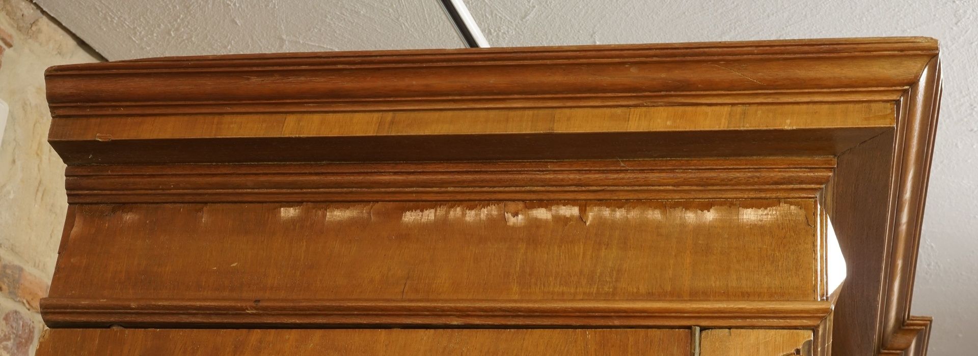 Dreitüriger Gründerzeit Kleiderschrank, Nussbaum furniert auf KieferSpiegelverglaste Tür, Spiegel im - Bild 4 aus 7