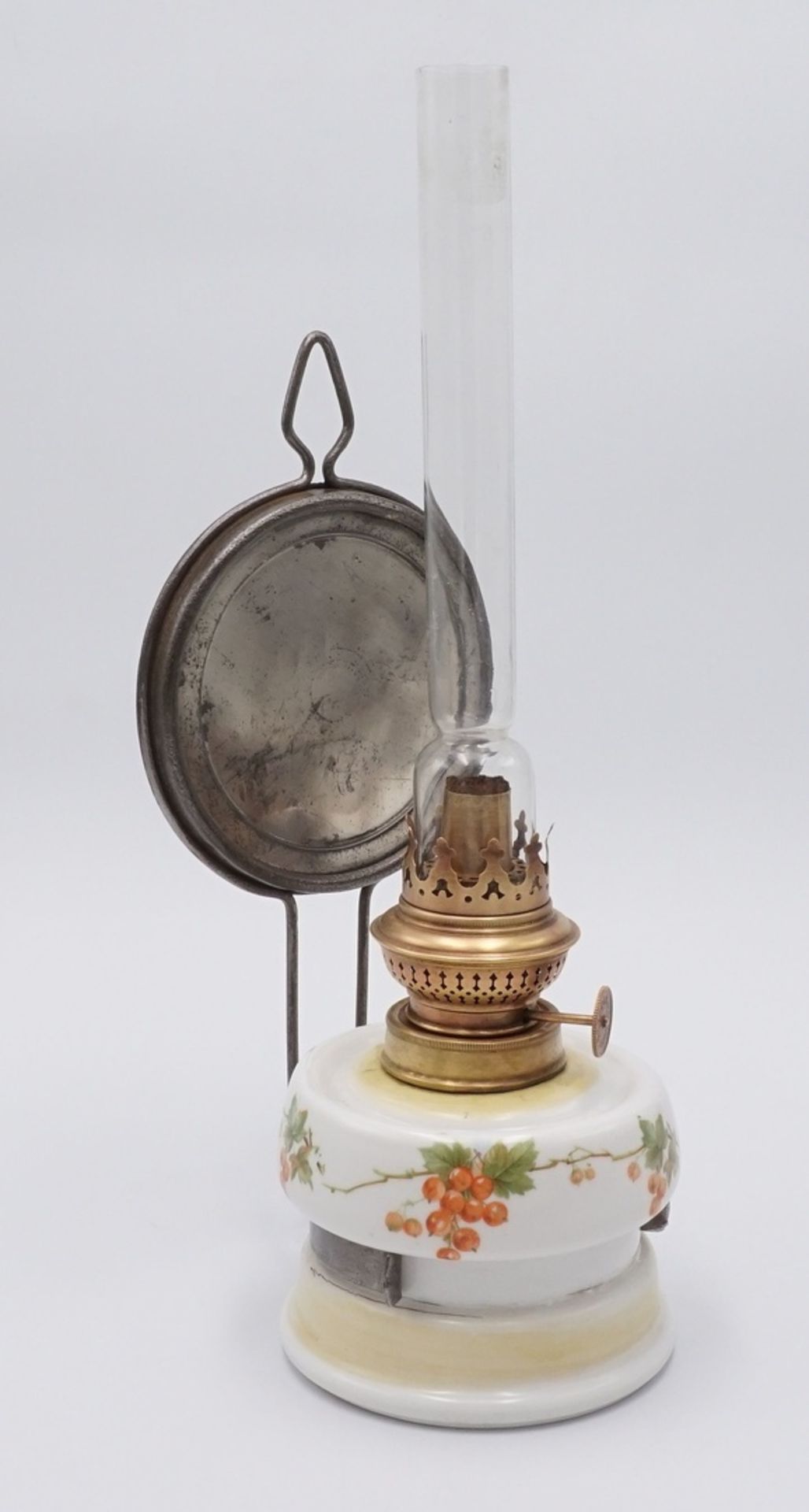 Zwei Petroleumlampen, um 19001) Jugendstil Tischpetroleumlampe, reliefierter Messingfuß, - Image 3 of 3