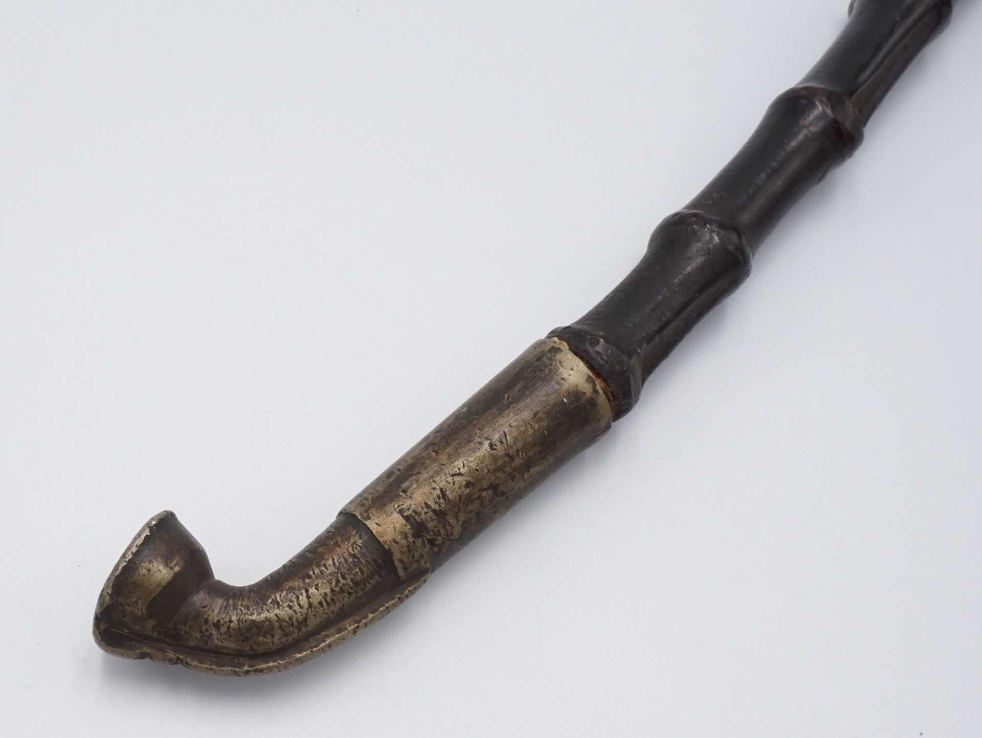 Opiumpfeife mit HornbehälterPfeife aus Bambus, Pfeifenkopf und Mundstück aus Messing, mit kleinem - Bild 2 aus 3