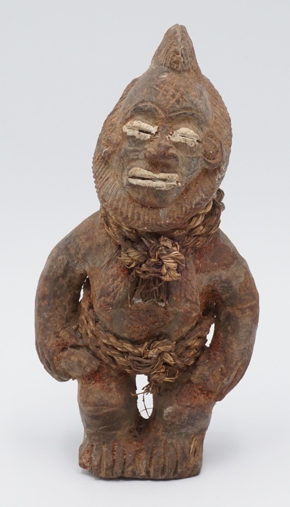 Standfigur Keramik, Afrika, 20. Jh.dunkelfarbige hart gebrannte Keramik, Figur mit männlichen und