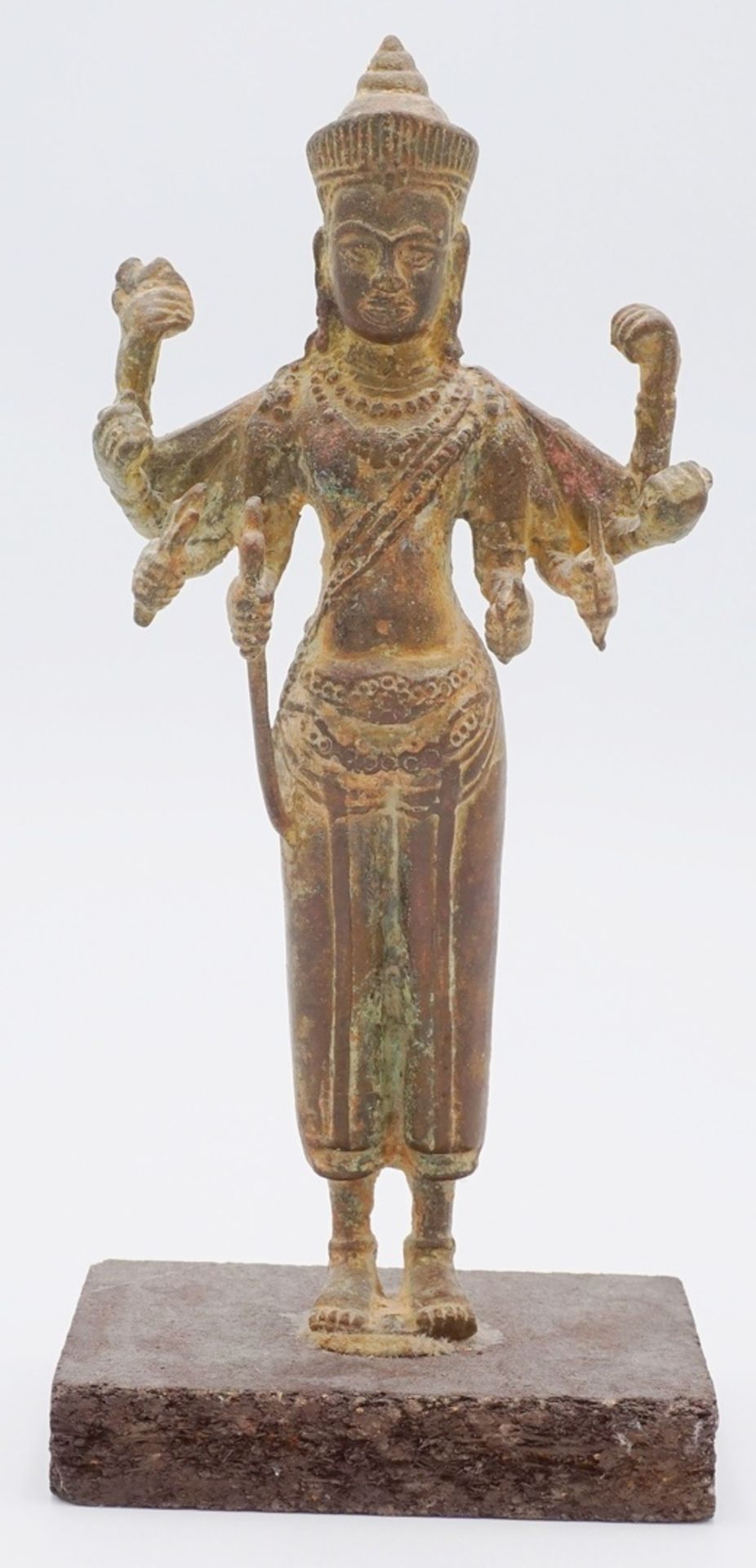 Achtarmiger Lokeshvara, Kambodscha, wohl Bayon-Zeit des 13. Jh.Bronze, in den Händen verschiedene