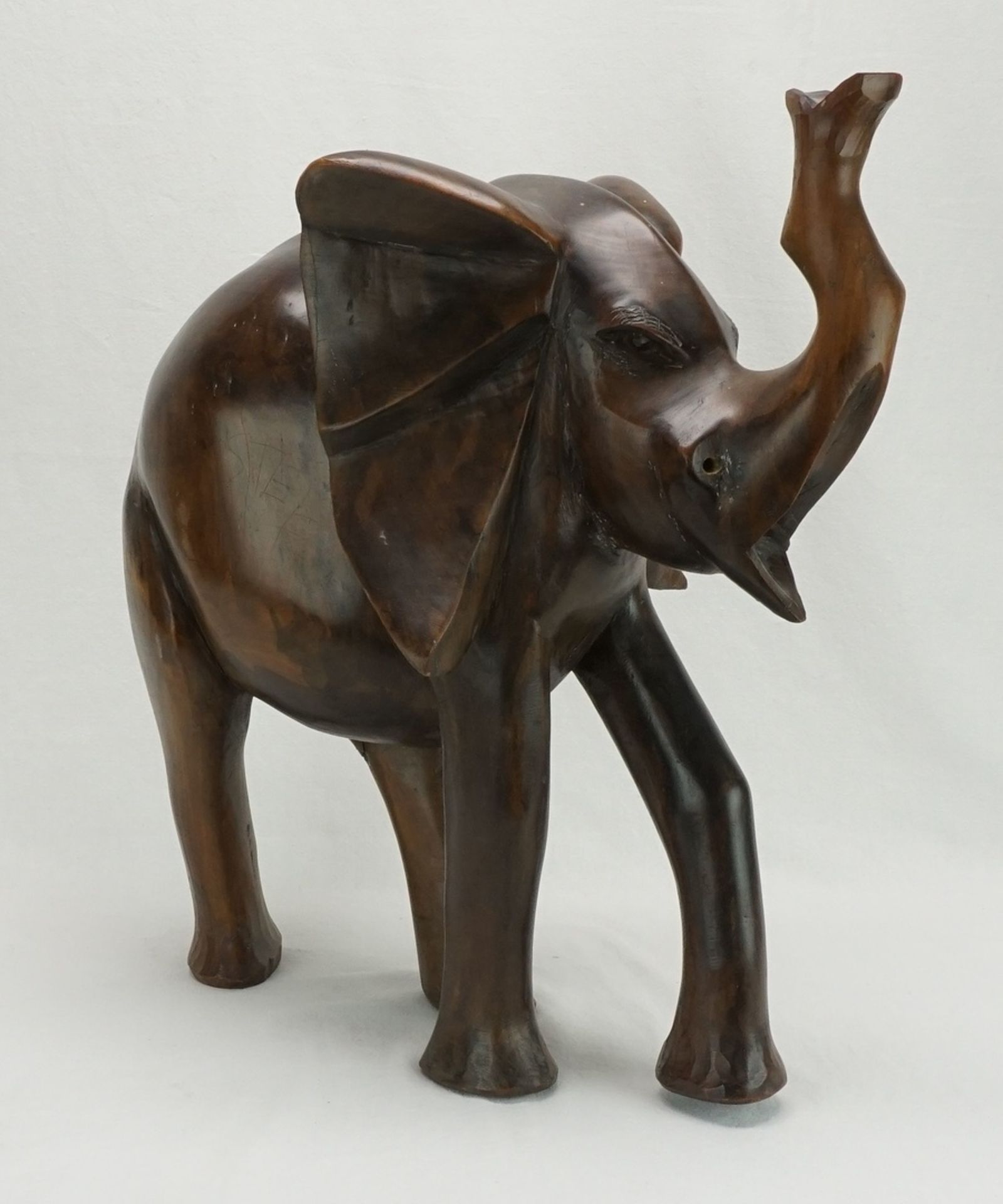Großer geschnitzter Elefant mit erhobenem RüsselSheesham / Palisander, 2. Hälfte 20. Jh., - Bild 2 aus 2