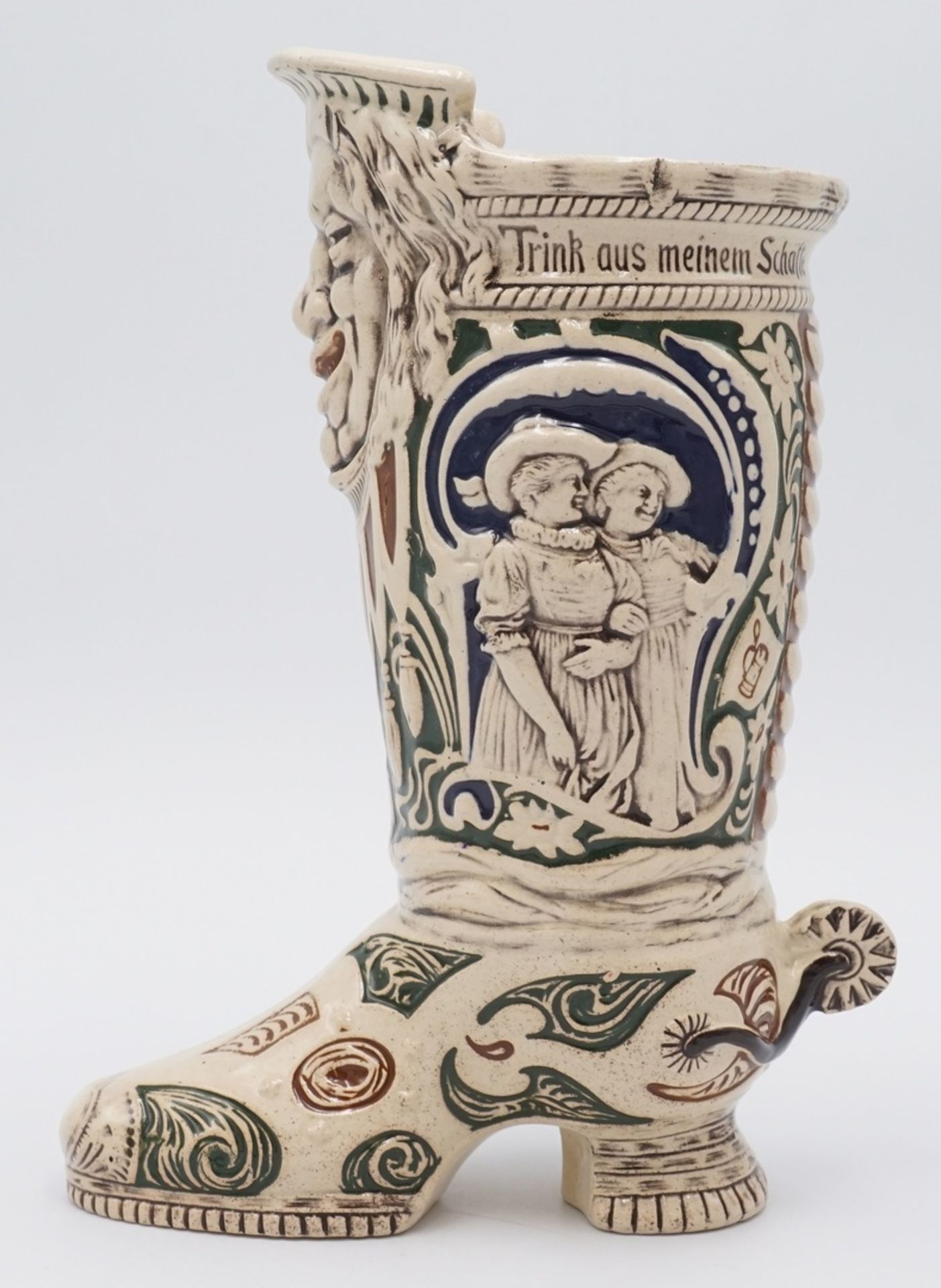 TrinkstiefelGründerzeit, Keramik reliefiert, Schauseite mit Groteskenkopf, Spruch "Trink aus - Bild 3 aus 3