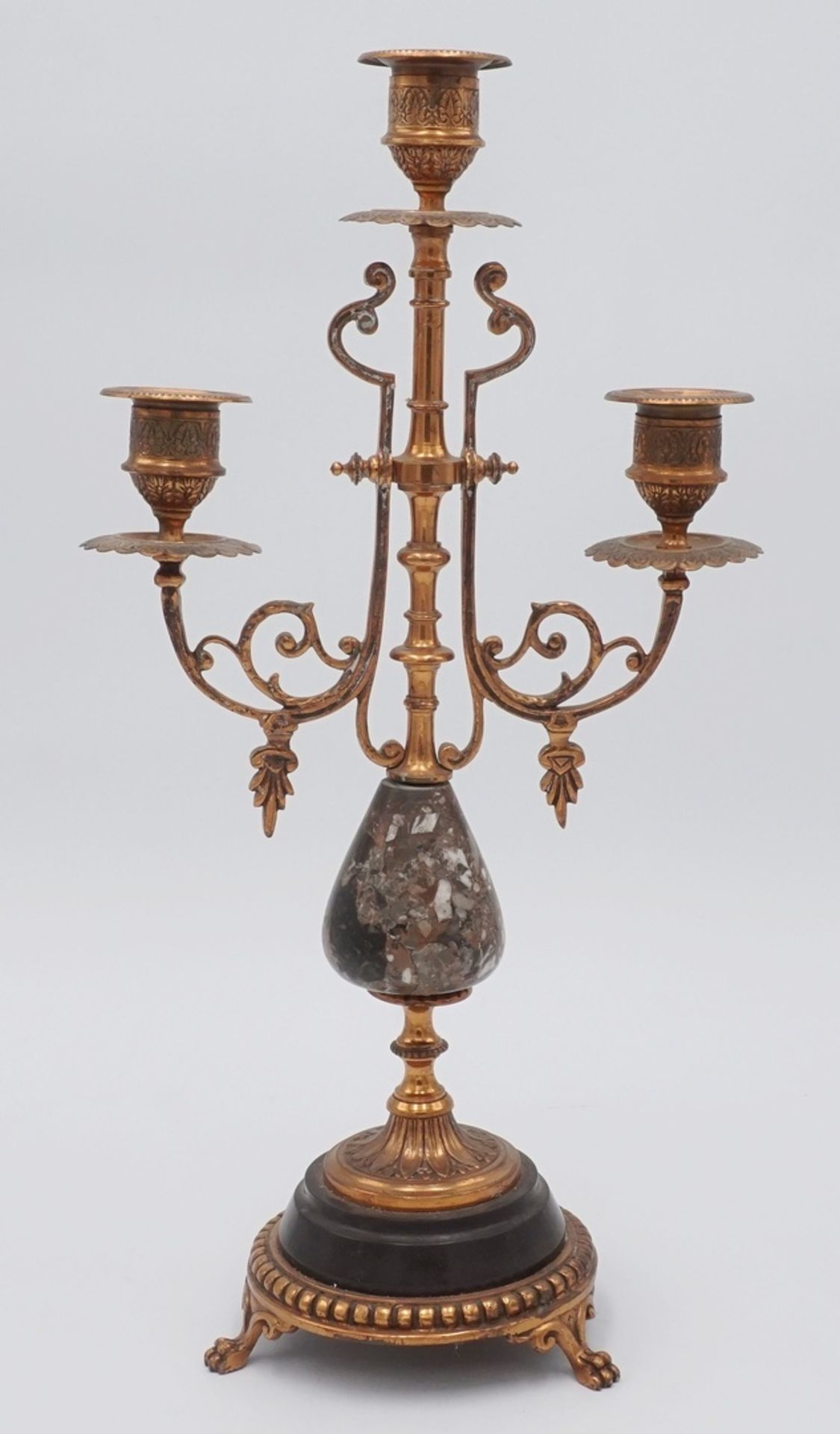 Tisch-Kandelaber, Leuchter, 2. Hälfte 18. Jh.Kupfer, Stein, dreiflammig, zwei geschwungene Arme zu