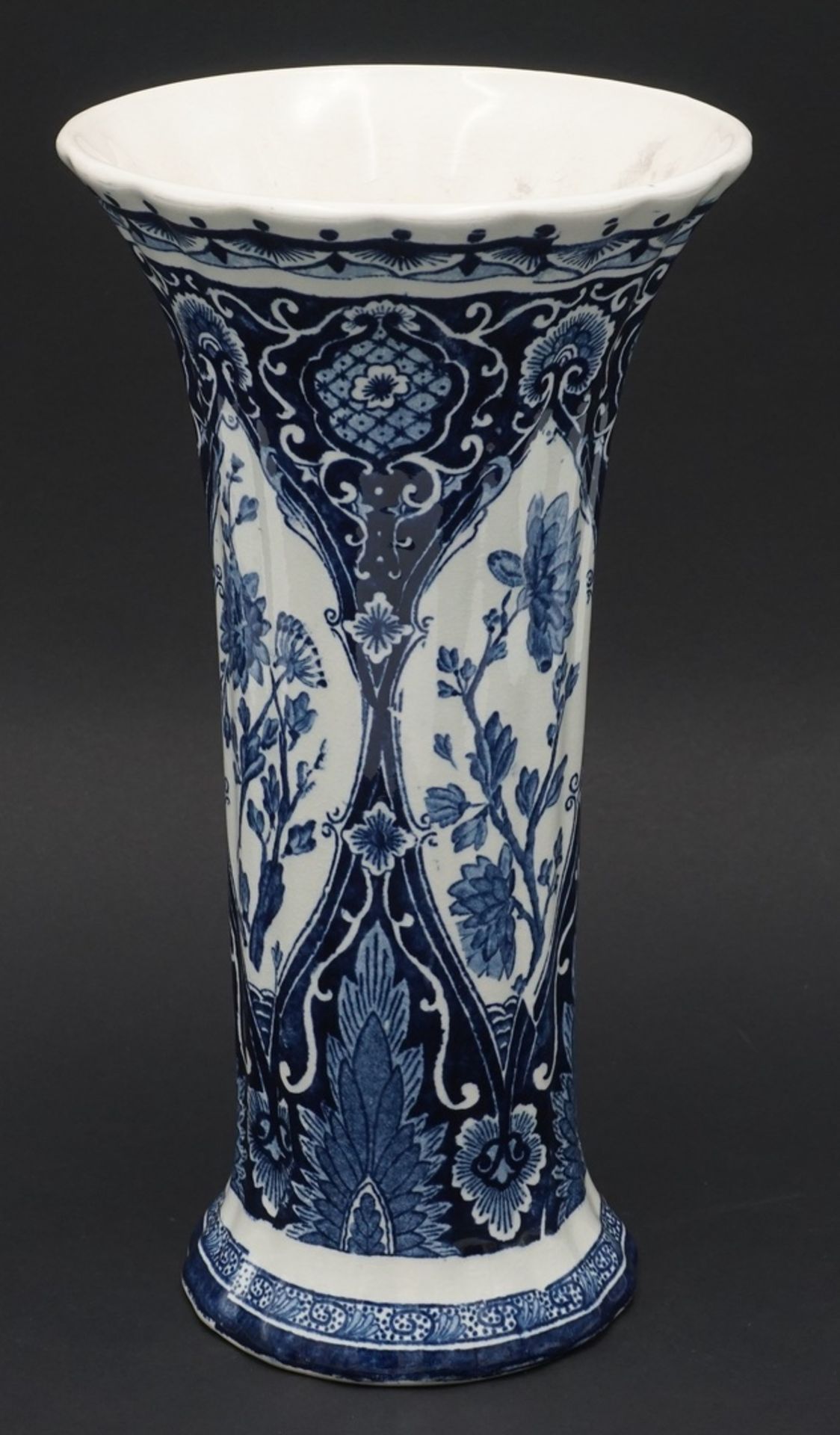 Zwei Vasenblaues, florales Dekor, im Boden gemarkt 1) Delft Trichtervase, altersgemäß guter Zustand, - Image 2 of 5