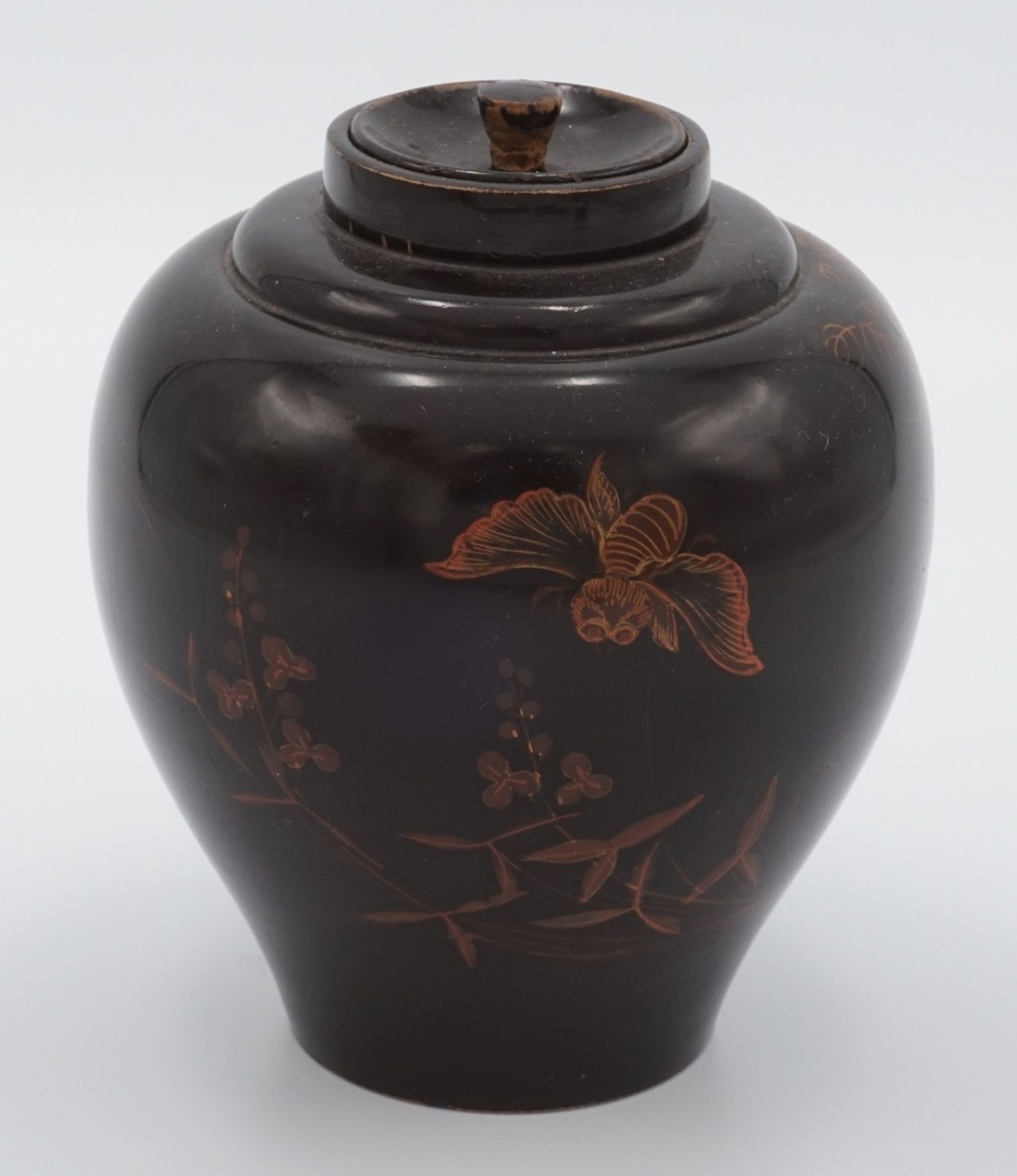 Japanische Lackvase mit Deckel, um 1900Holz schwarz gelackt, mit Zweigen und Faltern bemalt, - Bild 2 aus 2