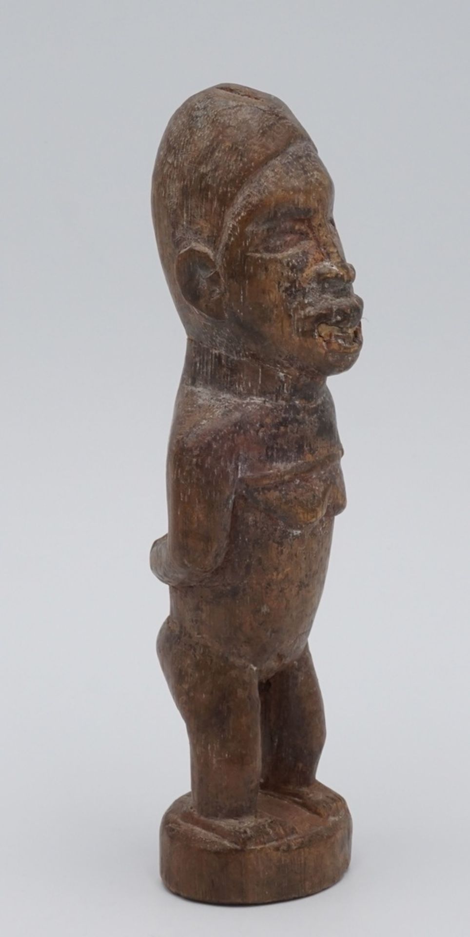 Rituelle Figur der Bakongo, DR Kongo, 20. Jh.Balsaholz, kleine weibliche Ahnenfigur mit