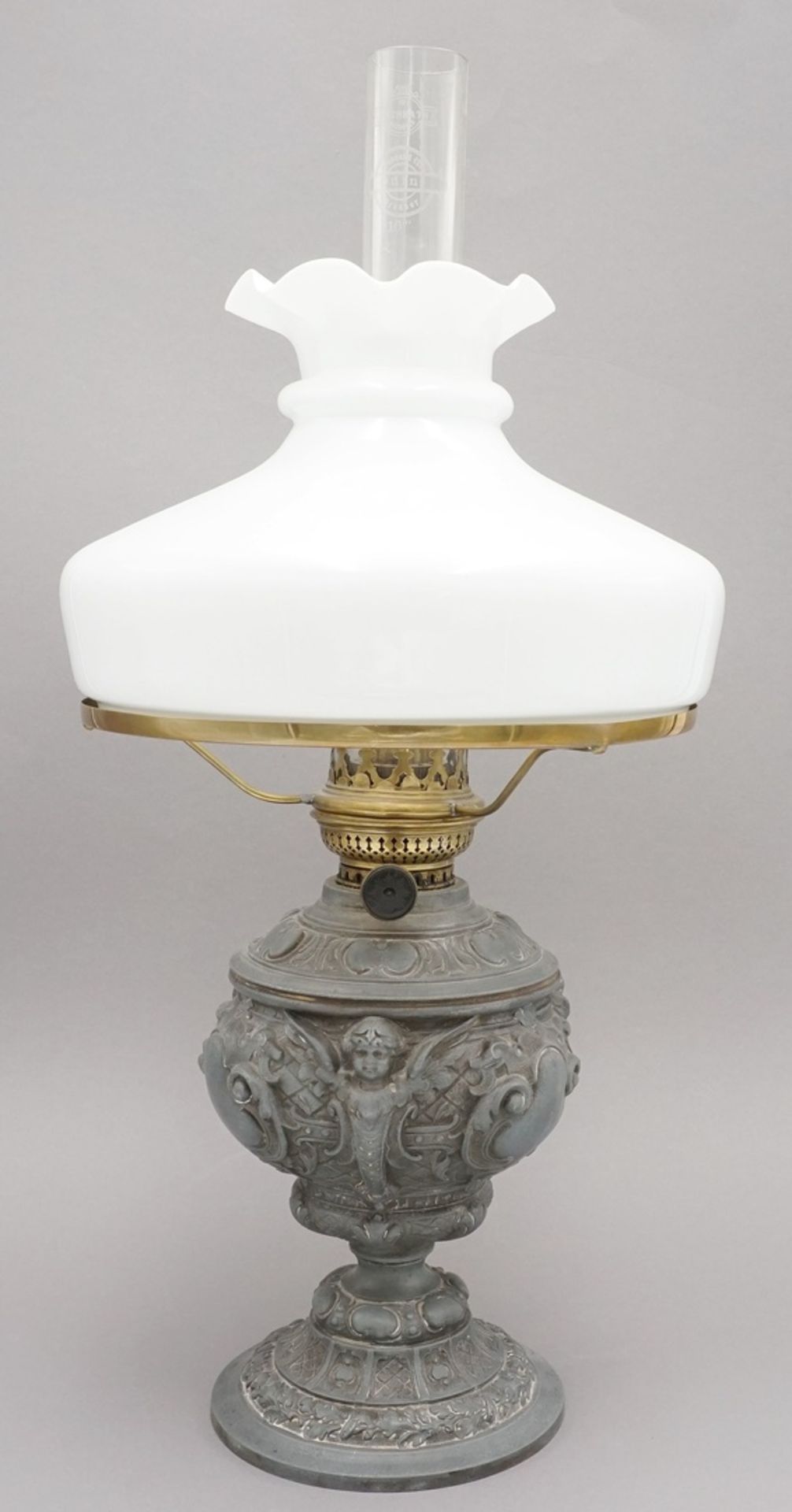 Petroleumlampe, um 1880Gründerzeit, Zinkspritzguss, Korpus mit üppigen Putten und Rocaillen,