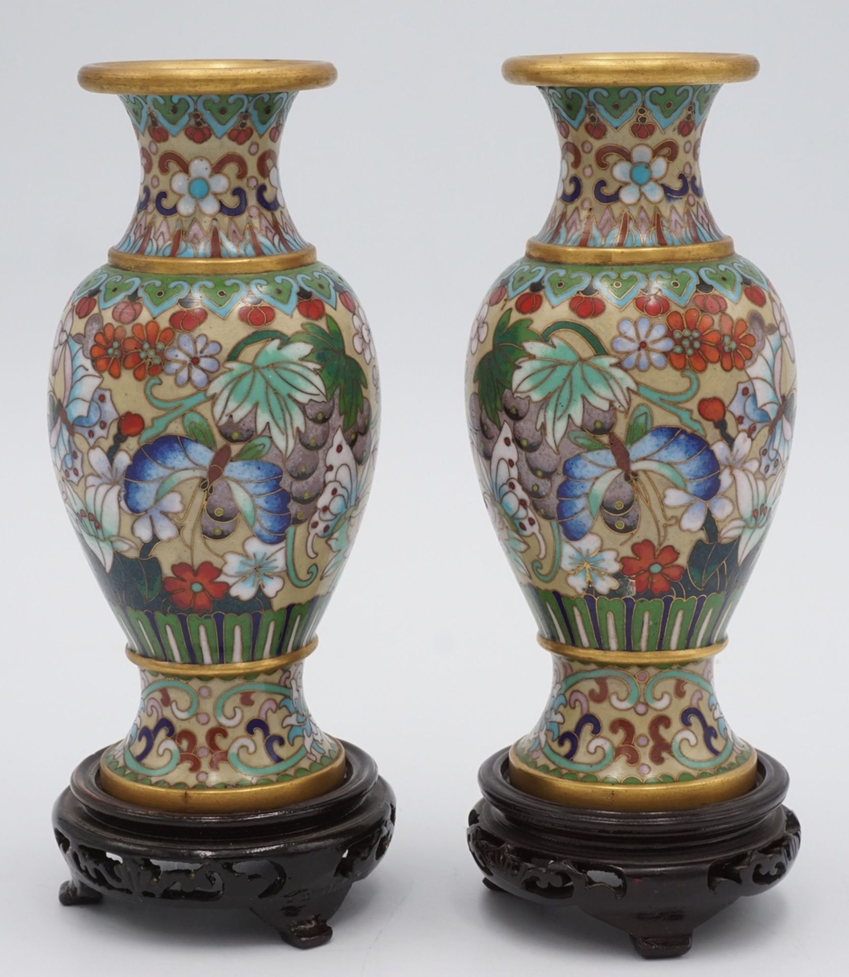 Zwei aufwendig verzierte Cloisonné Vasen, China, 1. Hälfte 20. Jh.Messing mit Emailledekor, mit