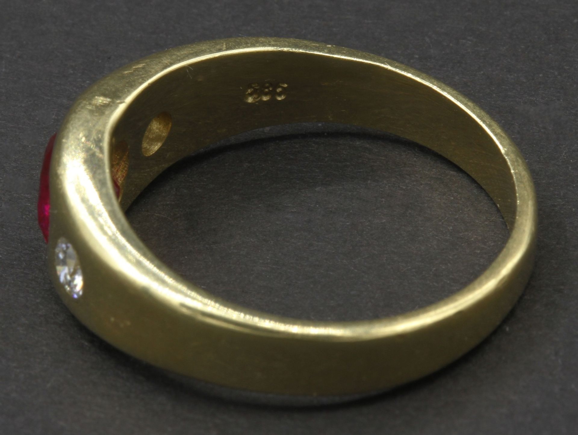 Goldring mit Rubin und zwei Brillanten585/- Gelbgold, zwei ca. 0,15 ct Brillant (TW/P1), ca. 1,1 - Bild 2 aus 2