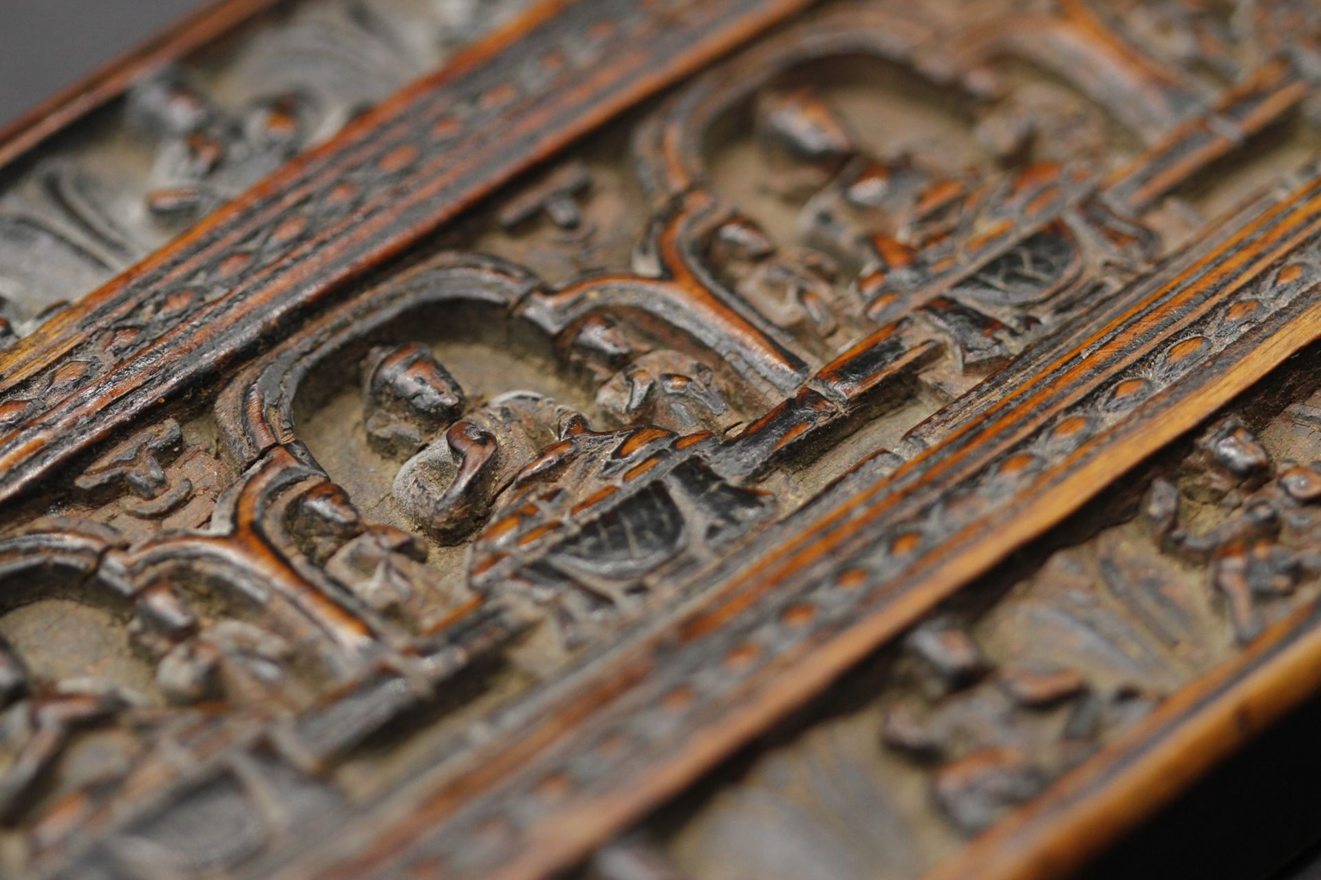 Kleiner tibetischer Buddha Buchdeckel / Sutra-Deckel, 18./19. Jh.Holz, fein geschnitzter Buchdeckel, - Bild 5 aus 8