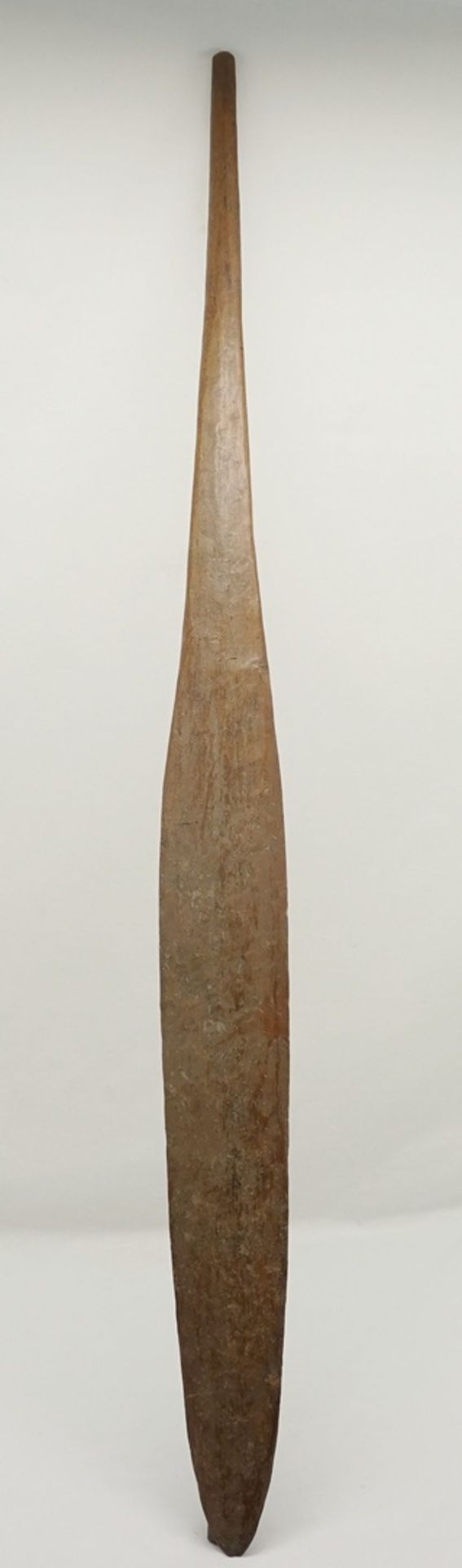 Paddel Australien, 19. Jh.Holz mit brauner Patina, alter Sammlungsaufkleber "Australien 111" und