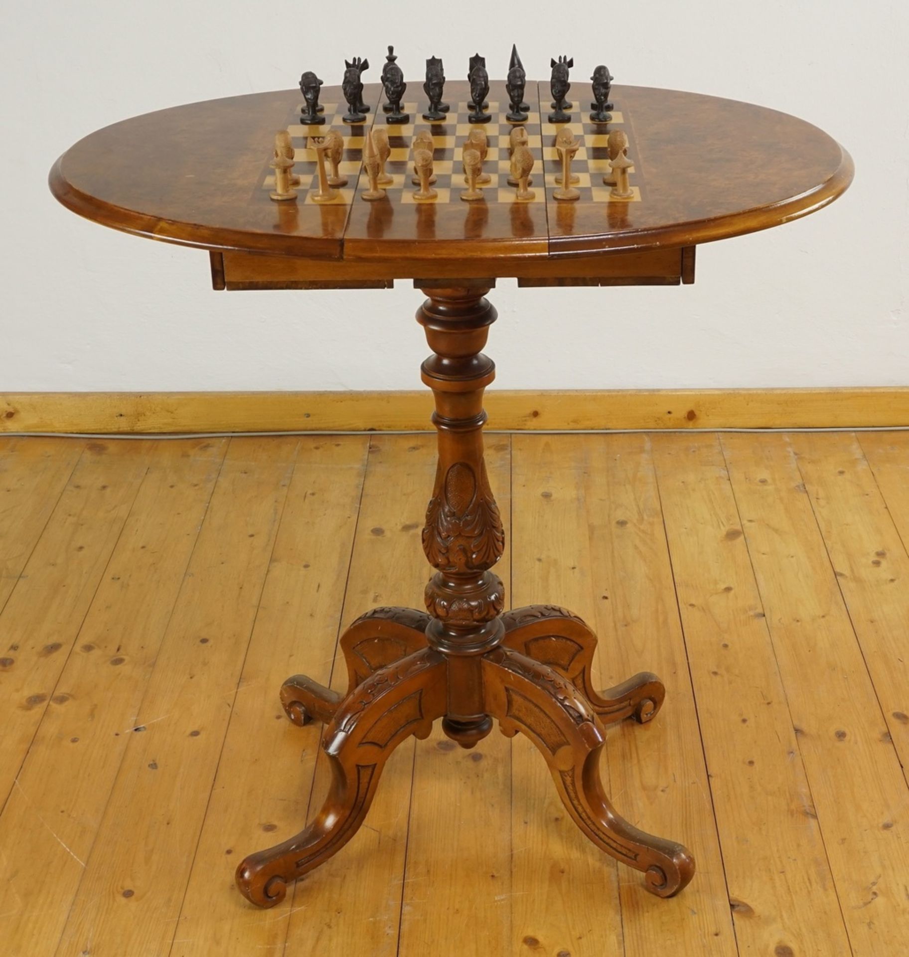Louis Philippe Spieltisch mit Schachfiguren, Linde gebeiztStilmöbel 2. Hälfte 20. Jh., gedrehter Fuß