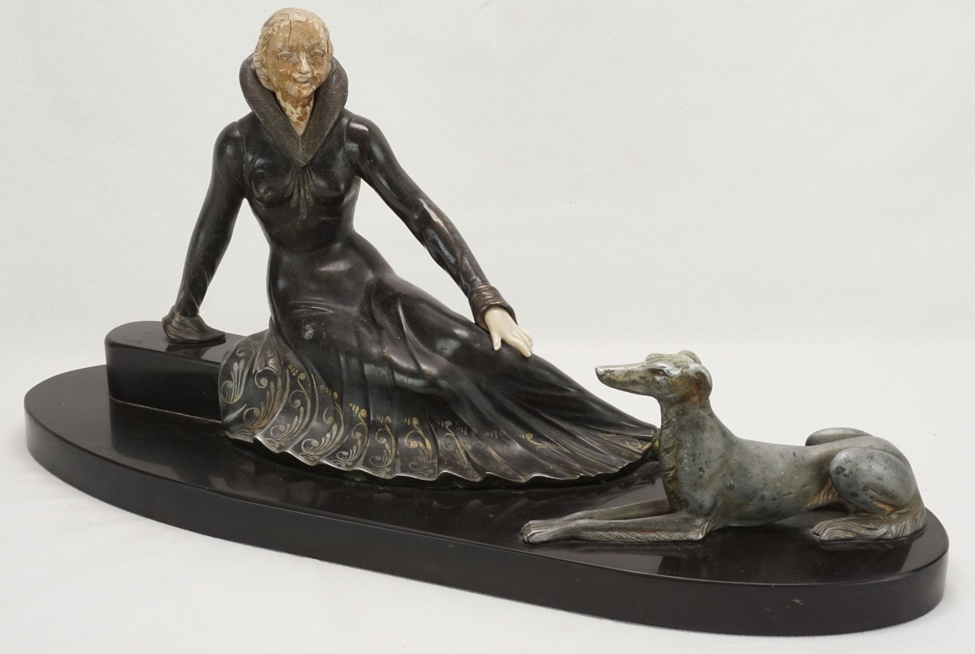 Salvatore Melani, "Sitzende Dame mit Windhund"italienischer Bildhauer des Art Déco (1902 - 1934),