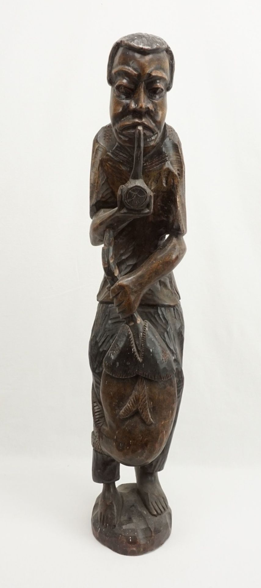 Große Holzfigur Kamerun, 2. Hälfte 20. Jh.Balsaholz gebeizt, Fischer mit Pfeife, guter Zustand, 1