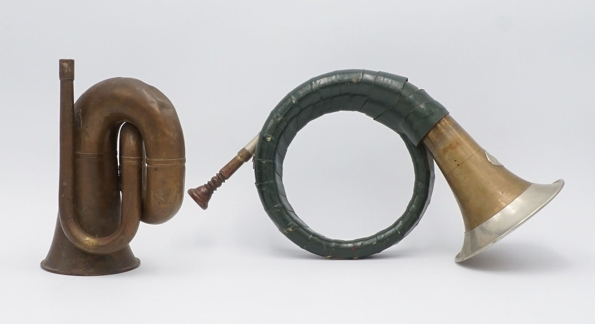 Zwei alte Hörner / Jagdhorn, um 1900Messing, kleines Horn ohne Mundstück, Fürst-Pless-Horn mit