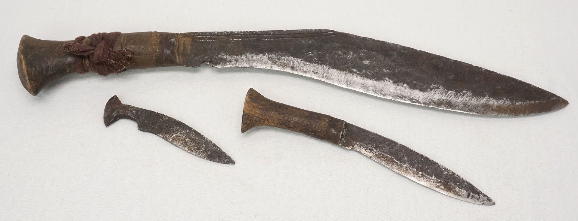 Großes Khukuri / Kukri Messer mit Beimessern und Scheide, Nepal, um 1900schwere Eisenklinge mit - Image 2 of 3