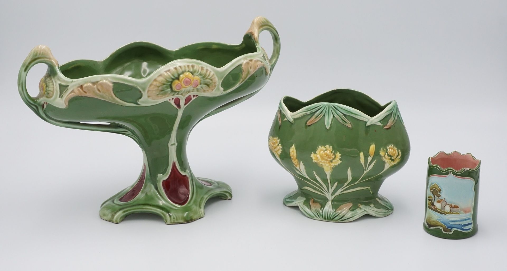Drei Eichwald Keramik / Majolika Gefäße, Jugendstilgrüner Fond mit kolorierten Blumenranken 1)