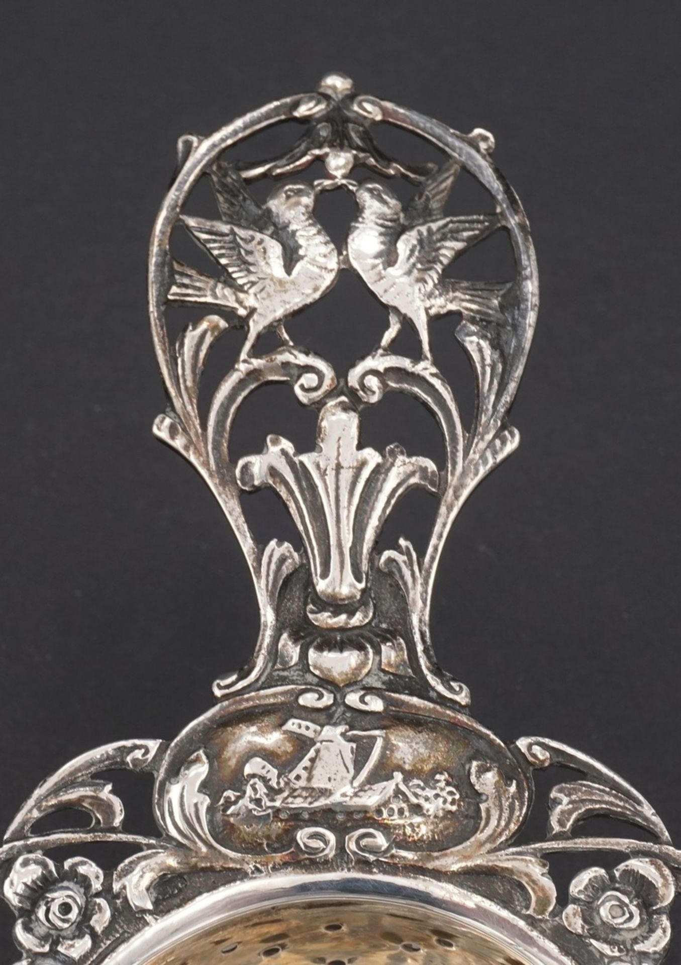 Teesieb, Niederlande, 1916833/- Silber, durchbrochen gearbeitetes, florales Reliefdekor mit einem - Bild 4 aus 5