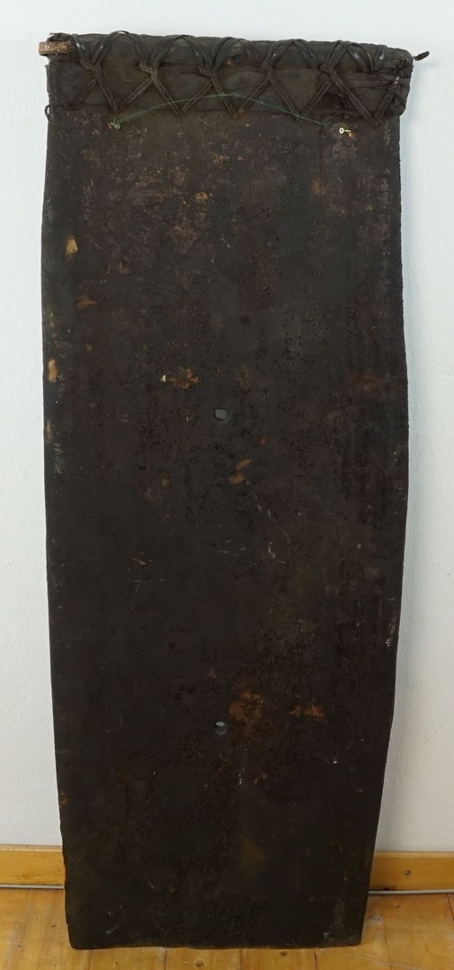 Kampfschild, Papua-Neuguinea, 1. Hälfte 20. Jh.Holz, starke Krustenpatina, Rand mit Blättern - Image 3 of 4