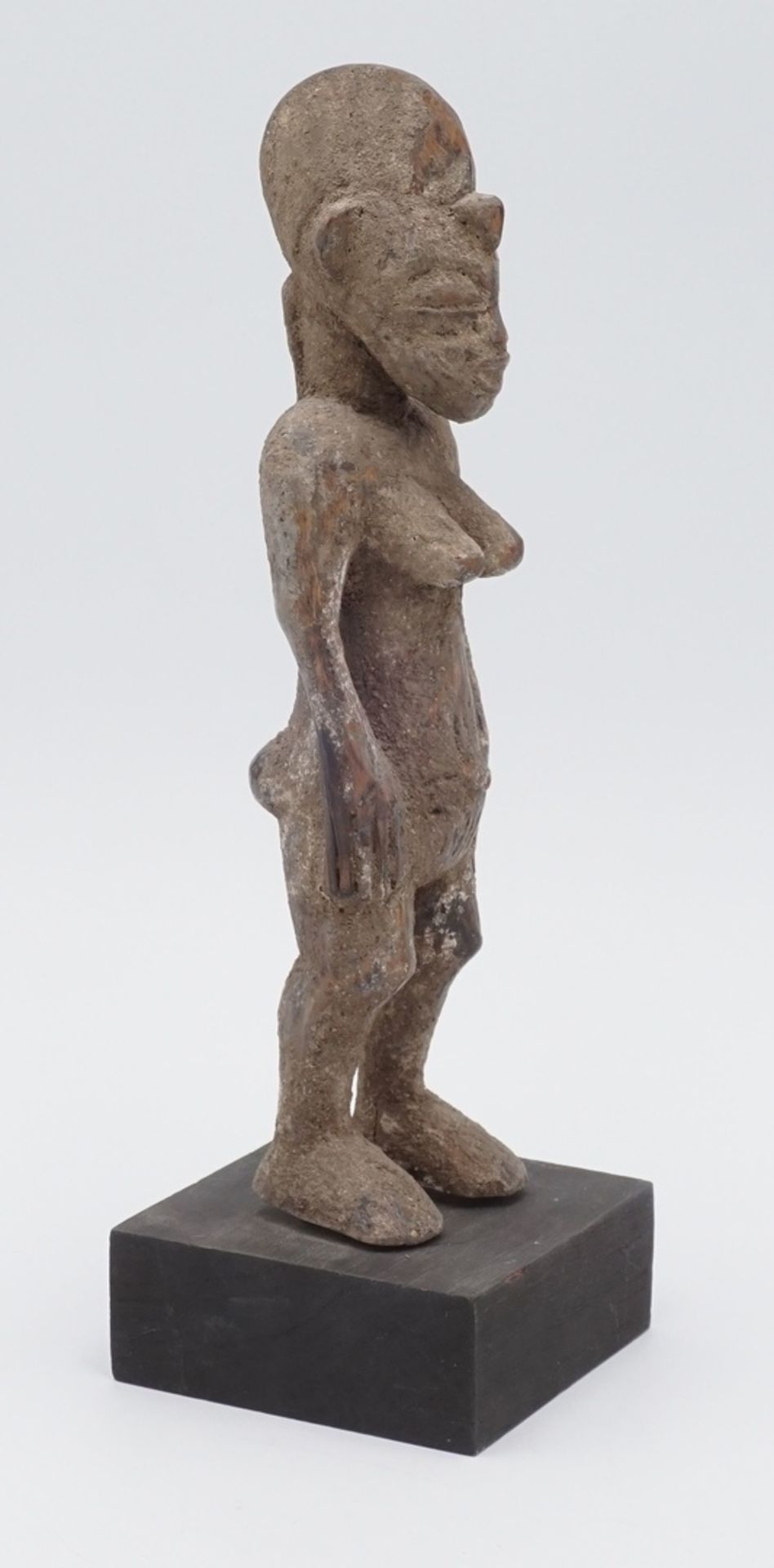 Weibliche Ahnenfigur der Senufo, Elfenbeinküste, 20. Jh.Holz mit schöner Opferpatina, stehende Figur