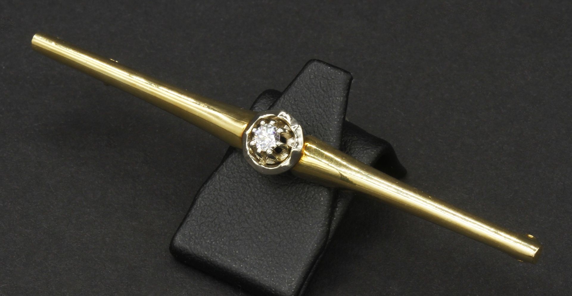 Stabbrosche mit Brillant585/- Gelbgold, 0,12 ct Brillant (W/VSI) in aufwendiger Weißgold