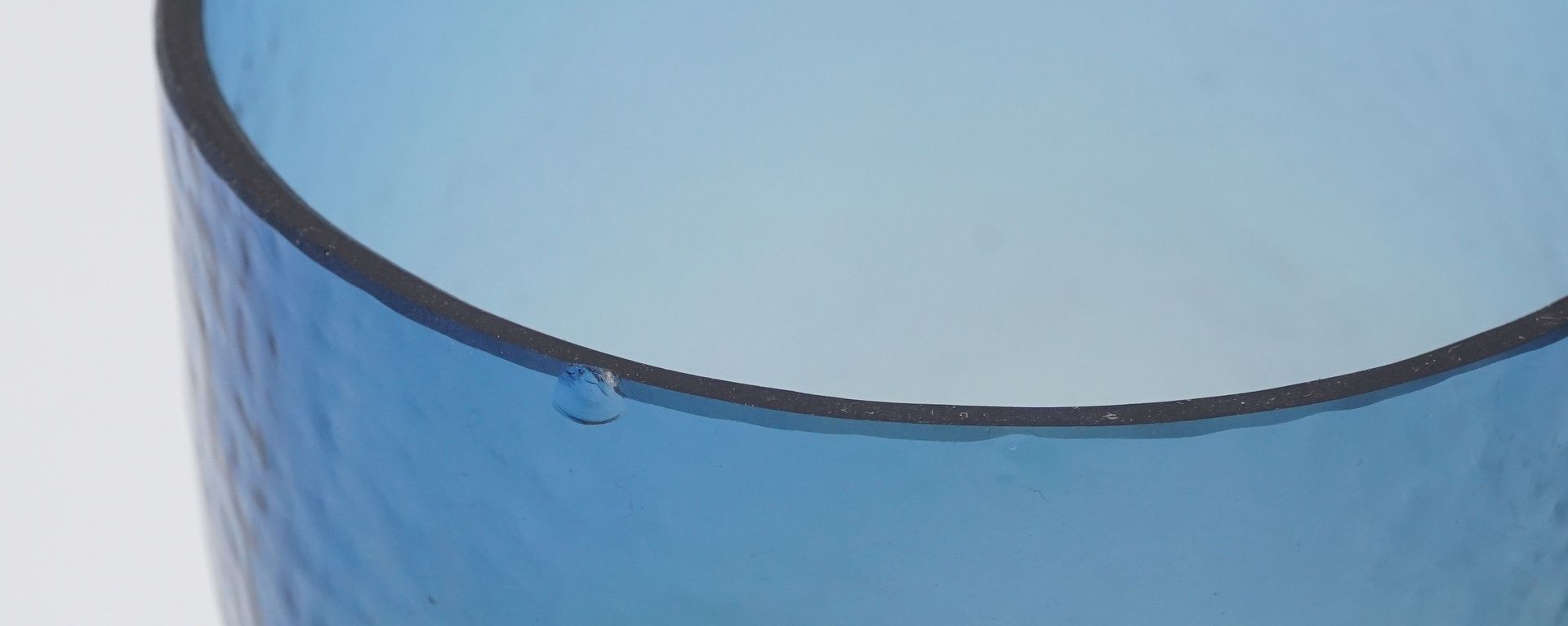 Drei Ajeto Böhmen WassergläserGlas von violett zu bläulich überlaufend, zylindrisch gebogener Korpus - Bild 3 aus 3