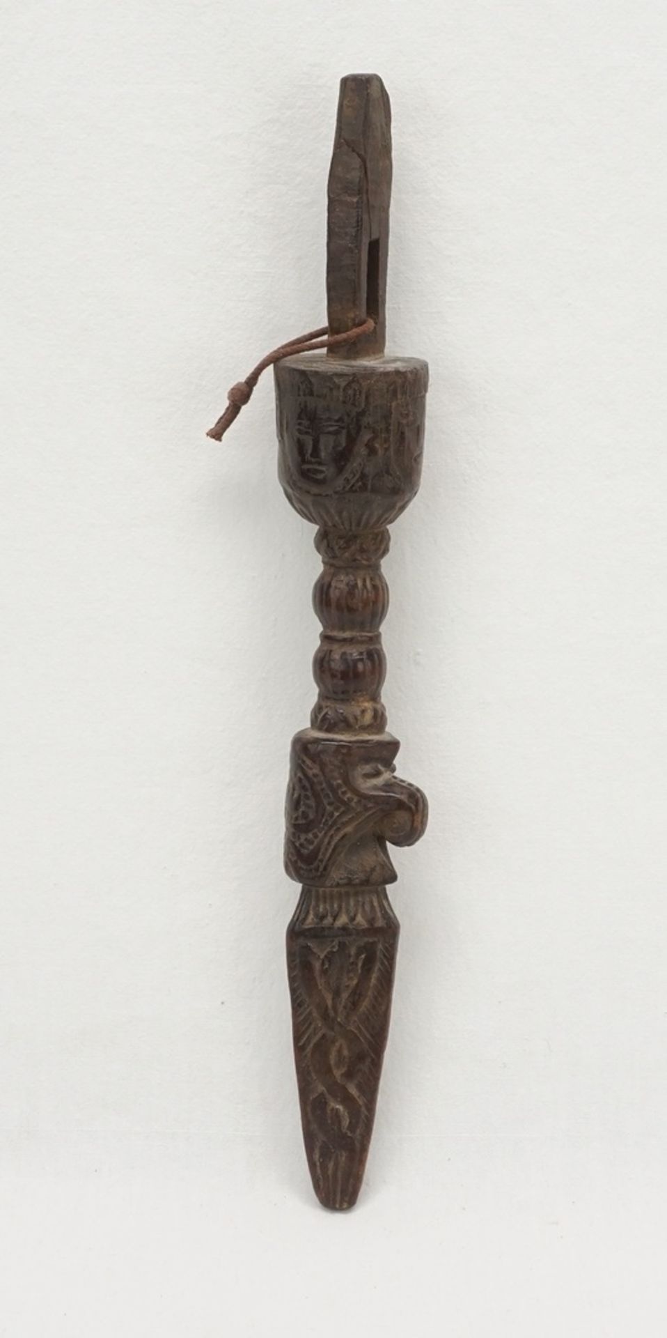 Phurba, Ritualdolch, Tibet / Nepal, 19. Jh.Holz, unten dreiseitig spitz zulaufend, Spitze mit zwei